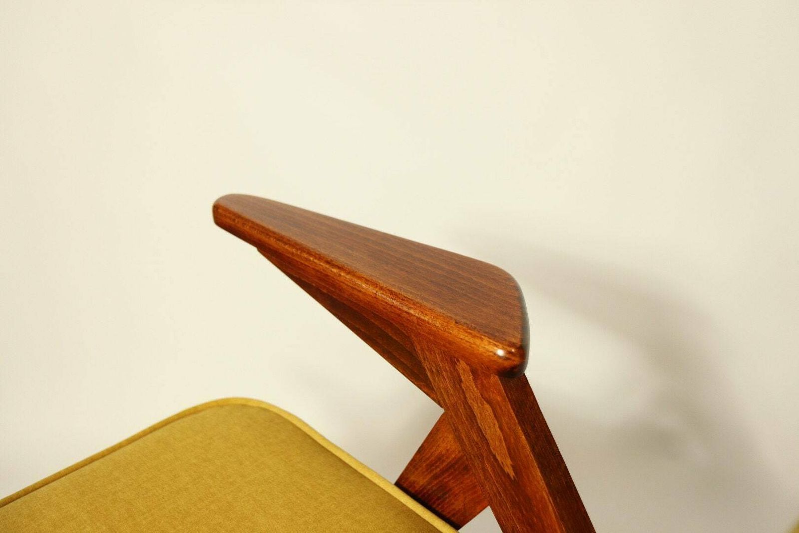 Fauteuil Mid Century Modern Design Geel Stof Jaren 1970 Scandinavisch Design Woonkamer Fauteuil Boho Teakkleur photo vinterior