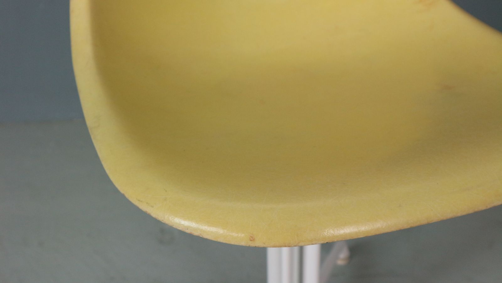 Charles & Ray Eames "La Fonda" Light Yellow Fiberglass Chairs Herman Miller photo vinterior