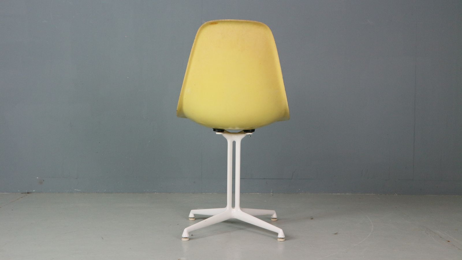 photo furniture Charles & Ray Eames "La Fonda" Light Yellow Fiberglass Chairs Herman Miller