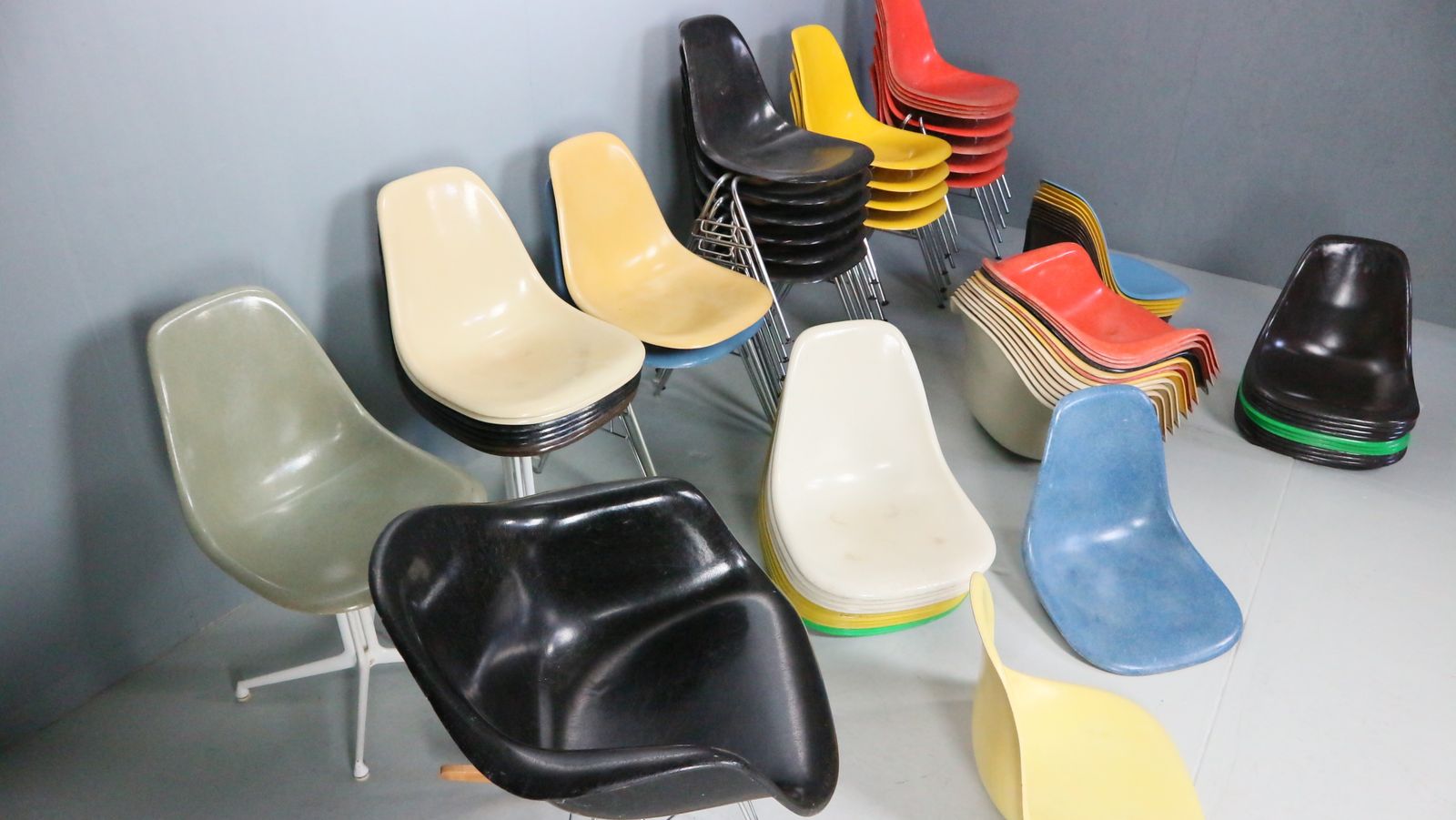 1150.0 Charles & Ray Eames "La Fonda" Light Yellow Fiberglass Chairs Herman Miller photo