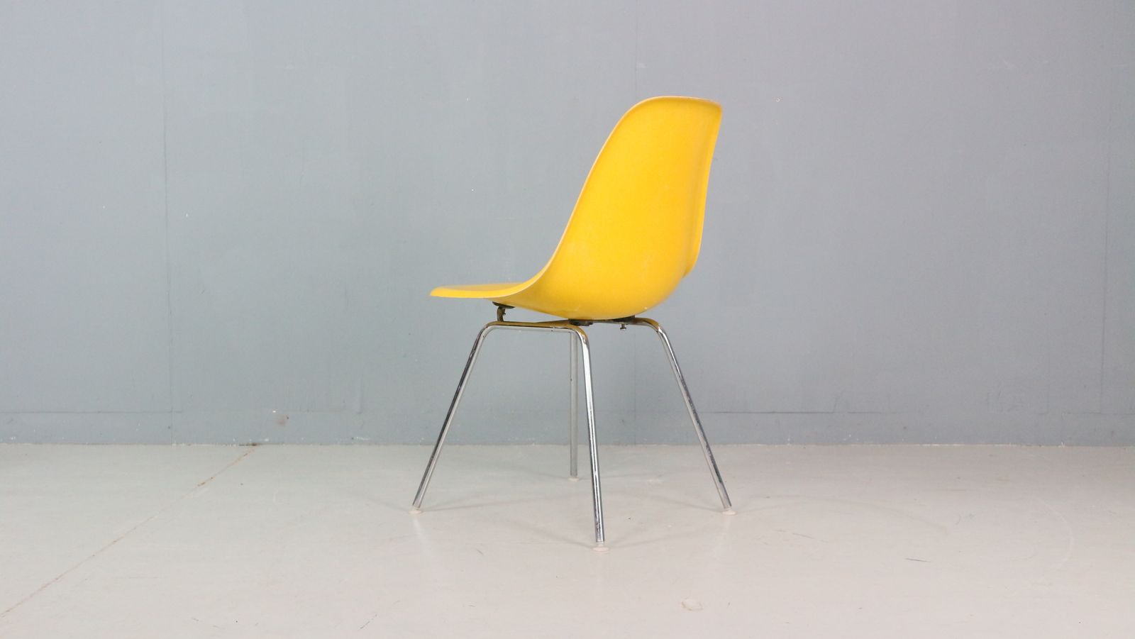 photo buy Charles & Ray Eames Set Of 4 Yellow "La Fonda" Chairs For Herman Miller, 1960