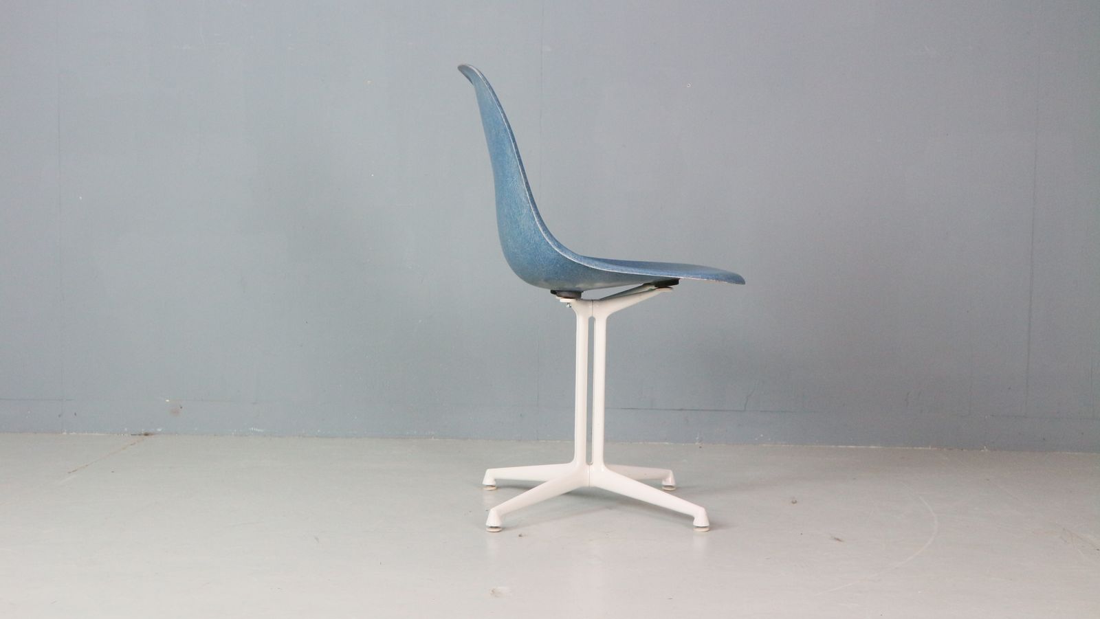 photo vinterior Charles & Ray Eames "La Fonda" Blue Fiberglass Chairs Herman Miller