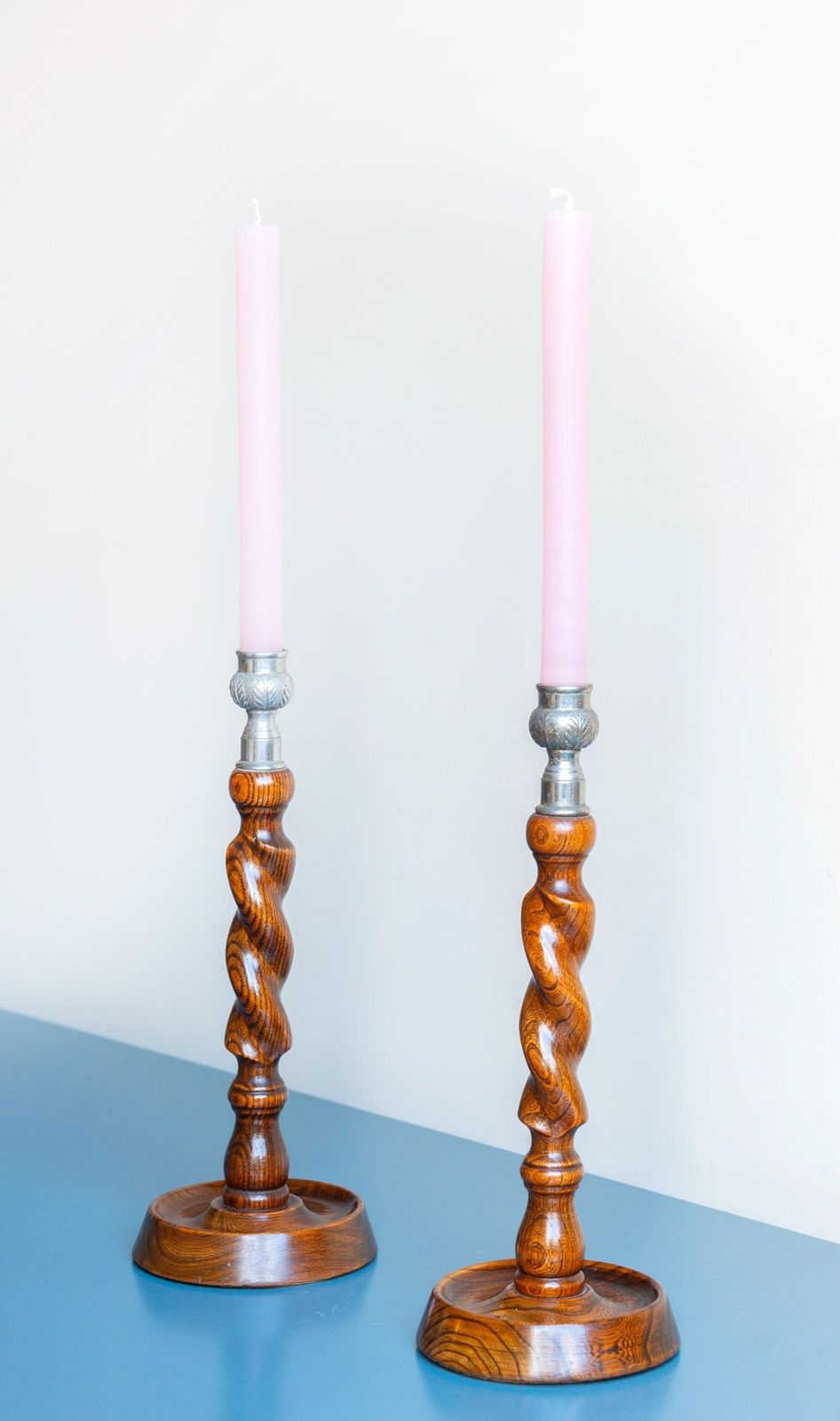 Twee Antieke Barley Twist Kandelaars, Gedraaide Eiken Houten Kaarsenhouders, Engels Victoriaans Kandelaarspaar, Rustieke Woondecoratie photo Woonaccessoires