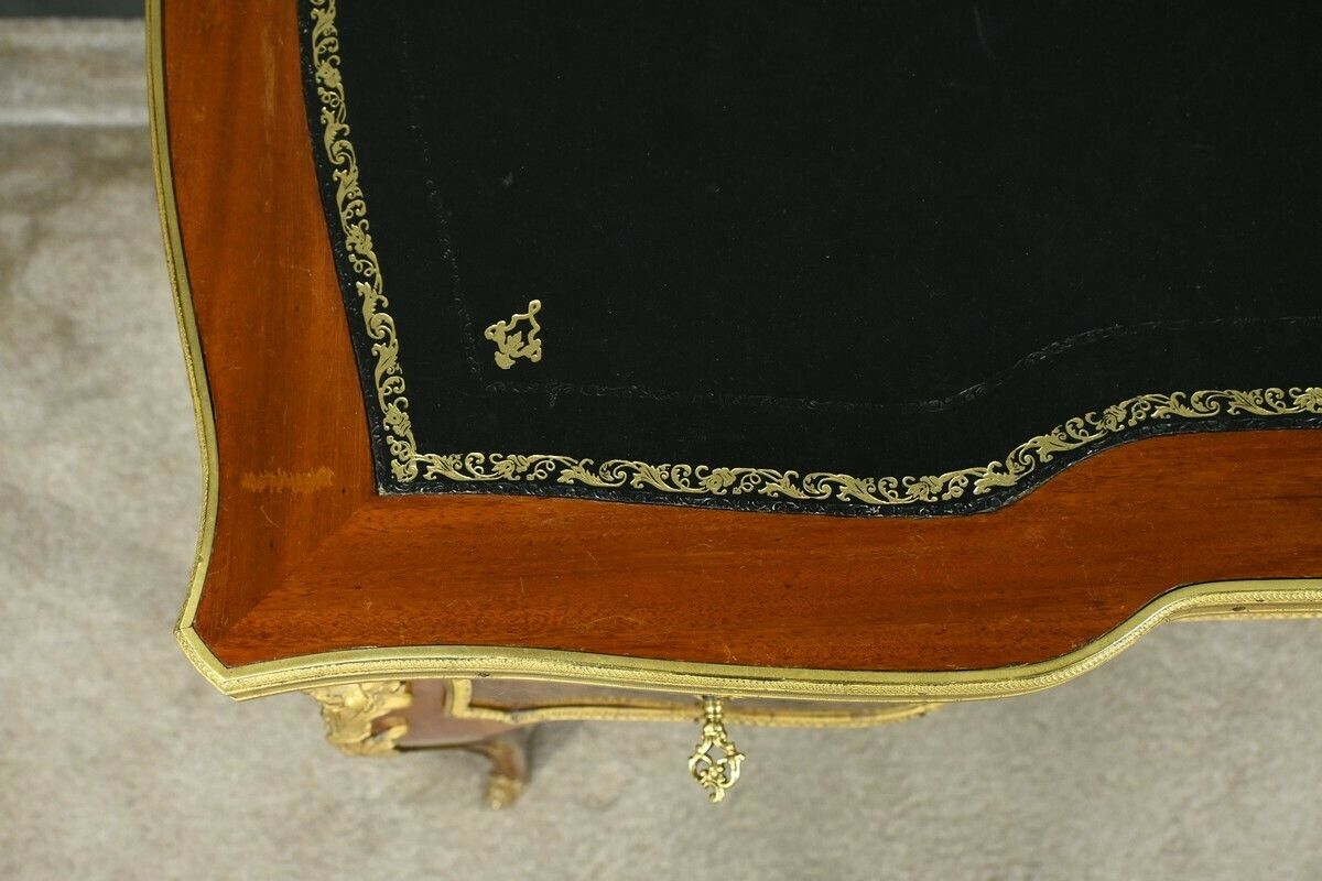 Small Middle Desk In Mahogany And Rosewood, Louis XV Style, Napoleon III Period – Mid 19th Century photo vinterior