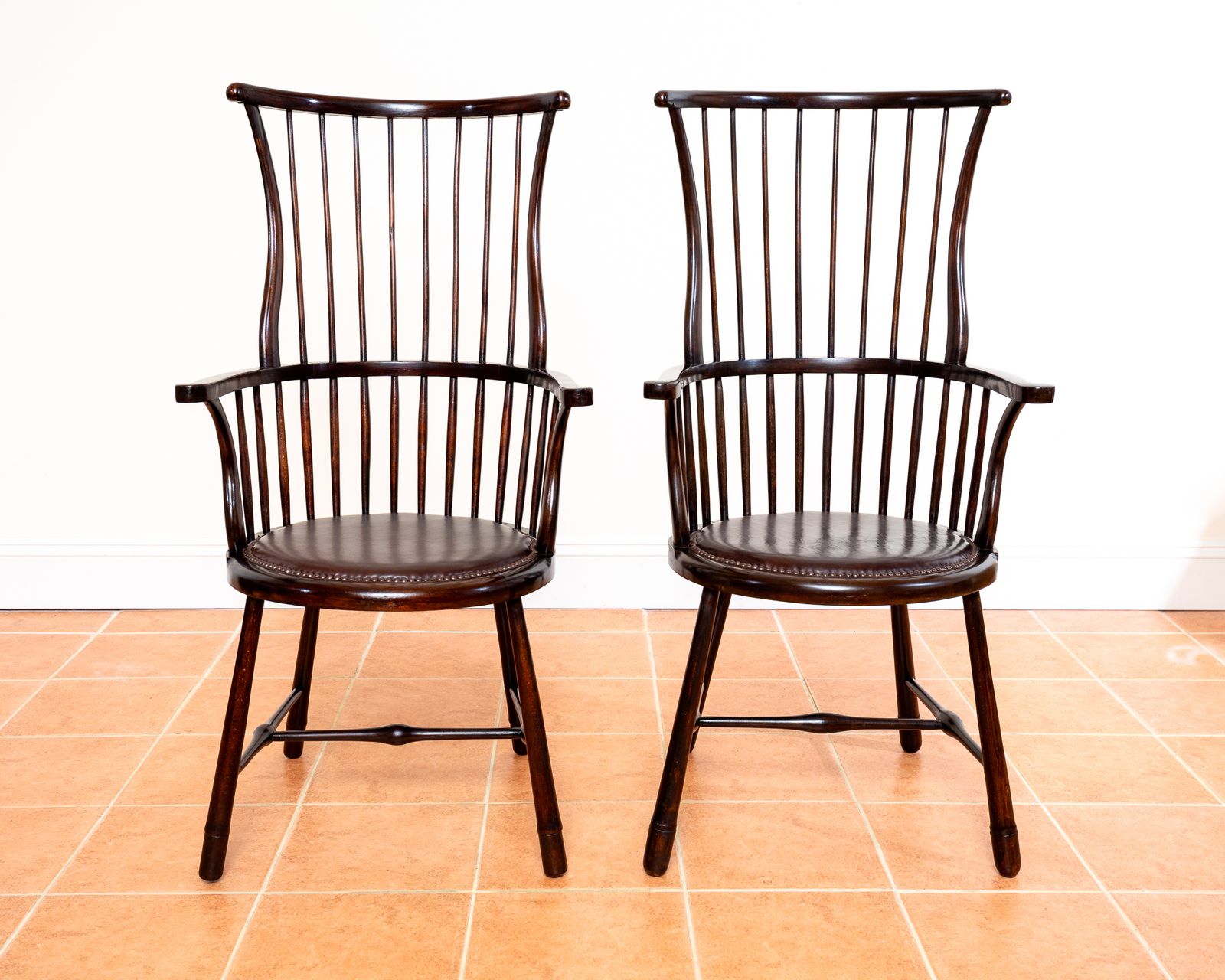 photo vintage Pair Of Liberty Windsor Chairs Arts And Crafts Shawl Back Fan Back A.Ntique Art Nouveau Aesthetic Movement 1900s Leather Armchairs Country House