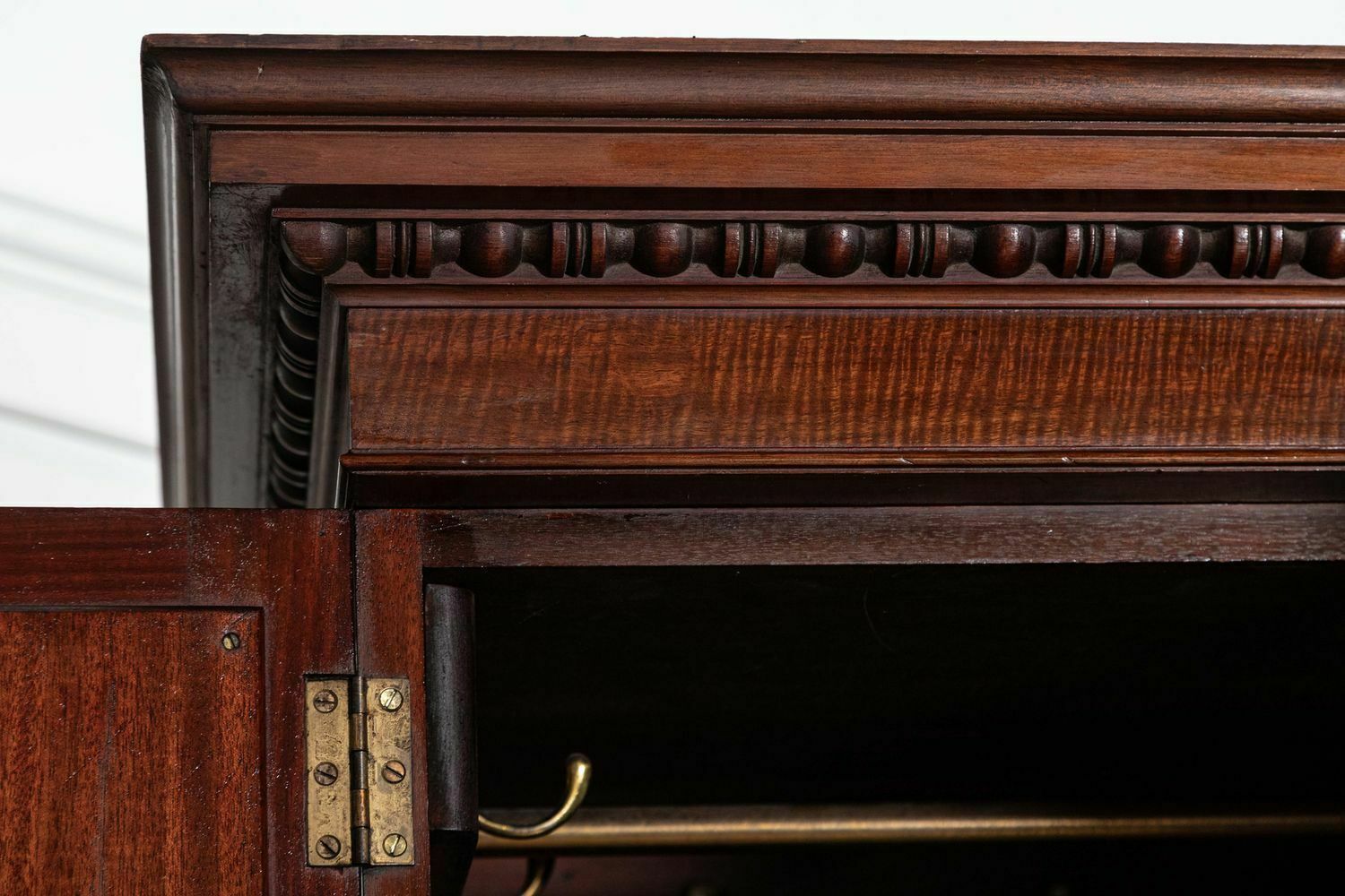 photo vintage Large English 19thc Mahogany Triple Wardrobe  