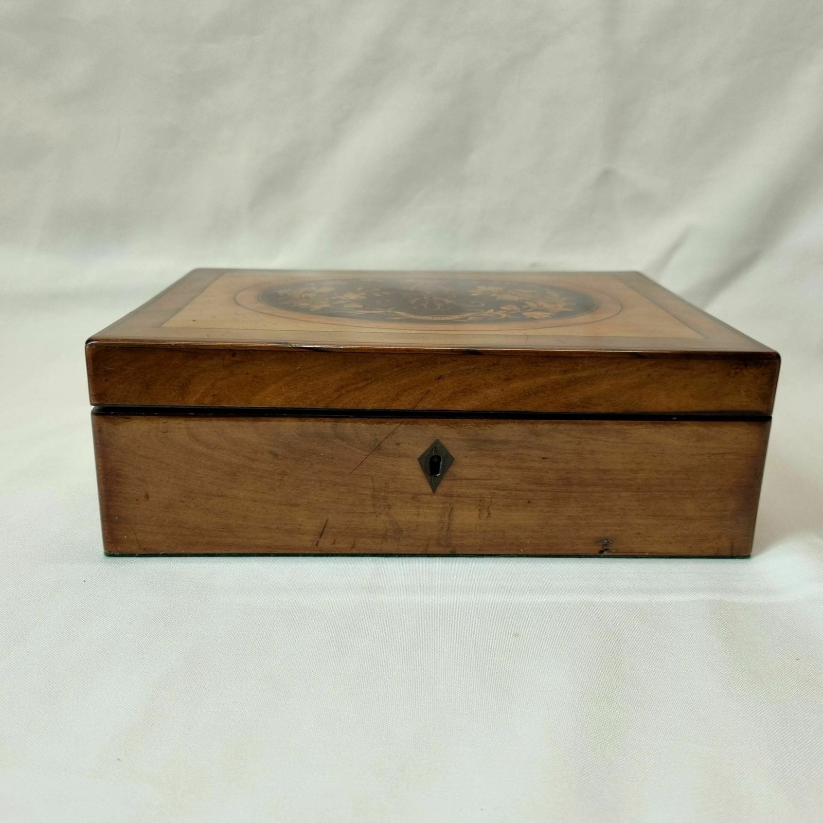 An Antique Walnut Trinket / Jewellery Box With Exceptionally Fine Inlaid Marquetry Dedicated In Memoriam To A Marquis And A Velvet Interior. photo vinterior