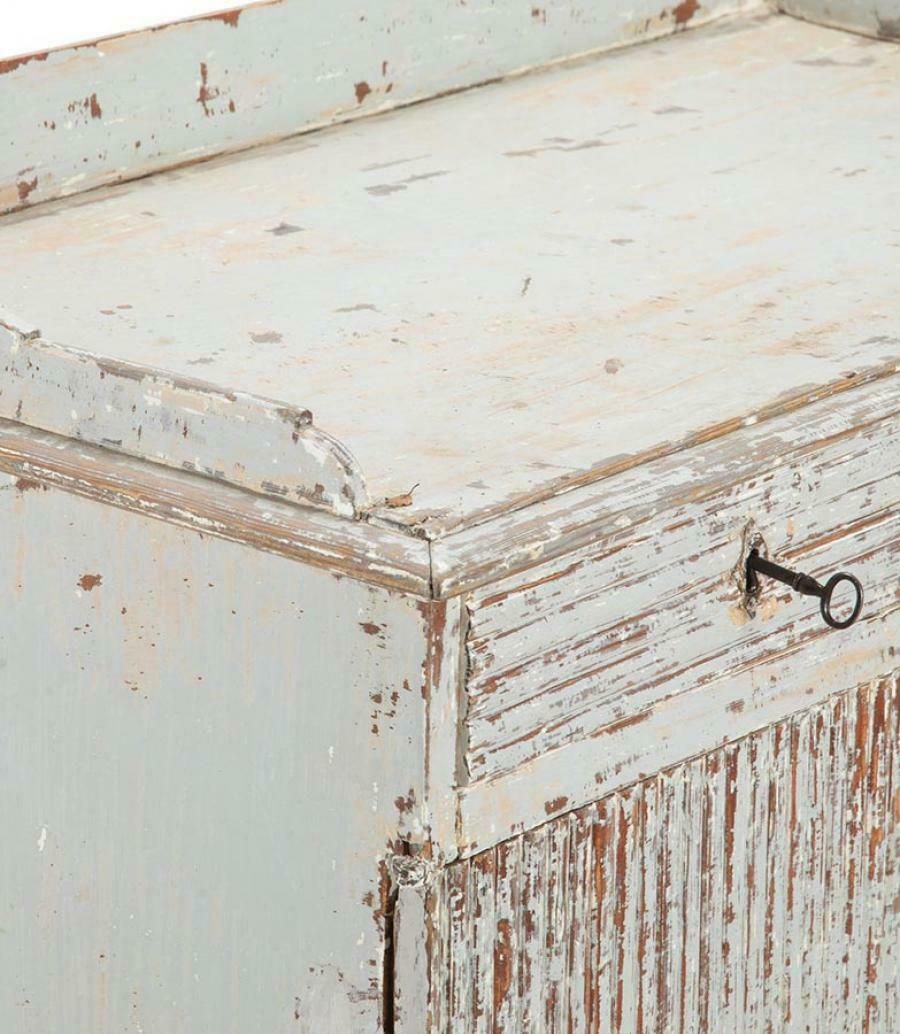 18th Century Swedish Reeded Buffet photo vinterior