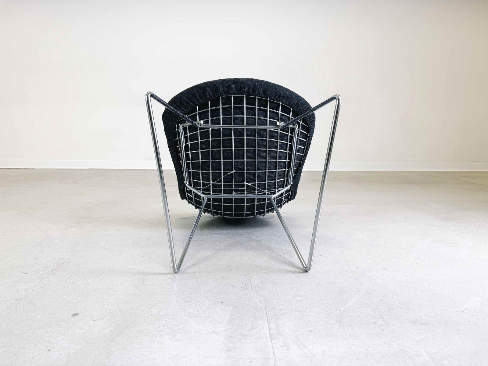 photo furniture Set Of 4 Chairs Harry Bertoia Knoll Intenational 1980s Upholstered