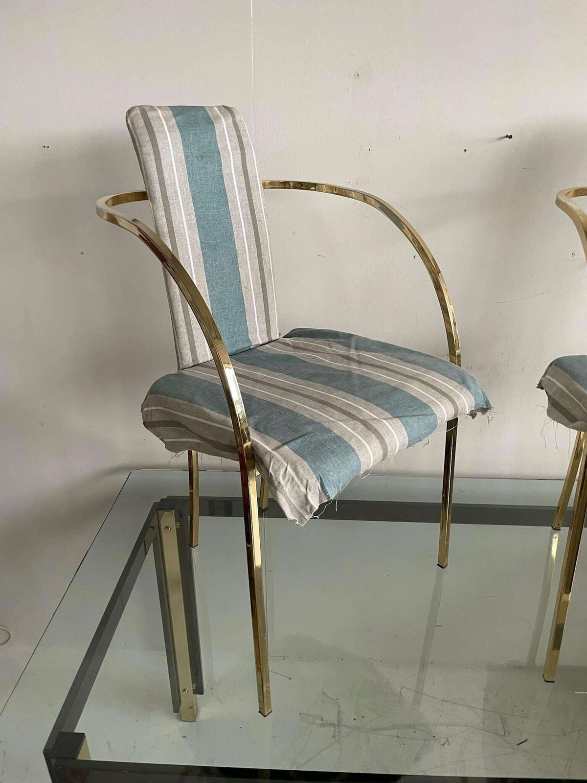 Sweeping Curved Arms That Meet At The Back And Form The Support And Legs. photo 565.0