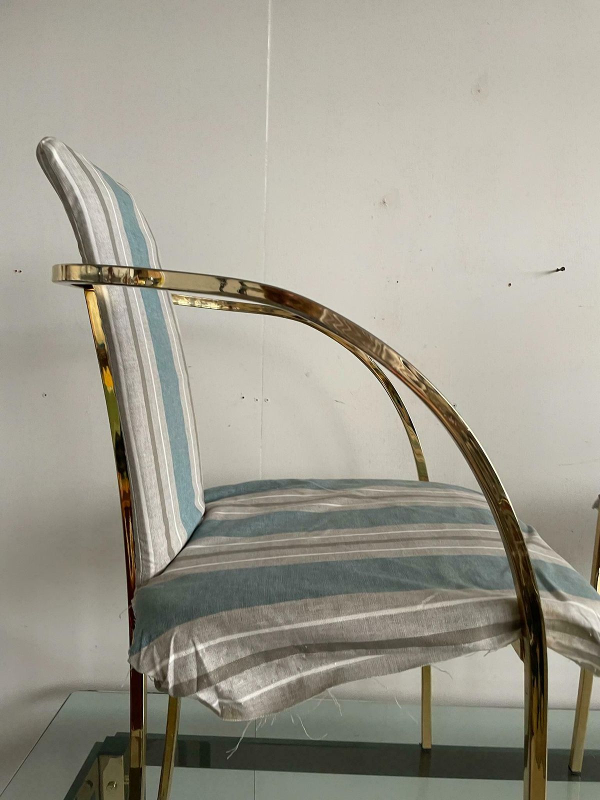 photo furniture Sweeping Curved Arms That Meet At The Back And Form The Support And Legs.