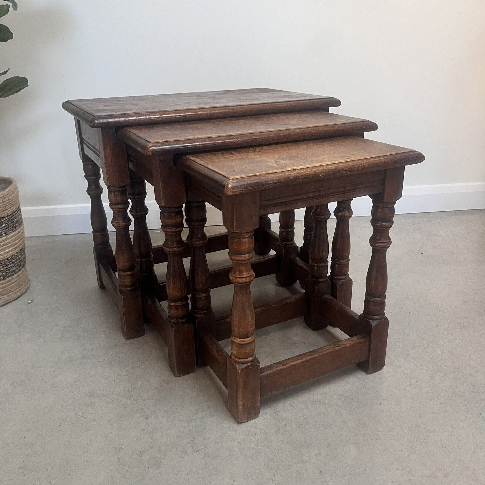 Vintage Old Charm Style Oak Nest Of 3 Tables / Brown Oak C.1960 photo 140.0