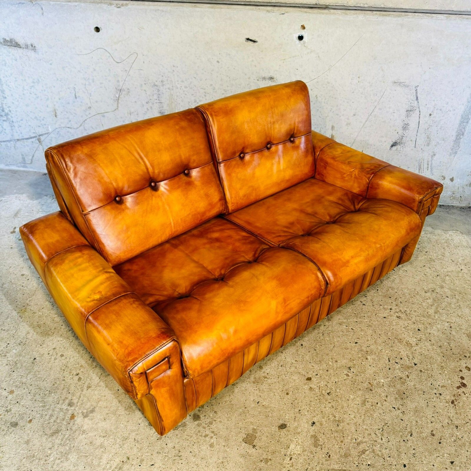 photo vinterior Vintage 1970s Danish Two Seater Light Tan Leather Sofa – Timeless Design #A419