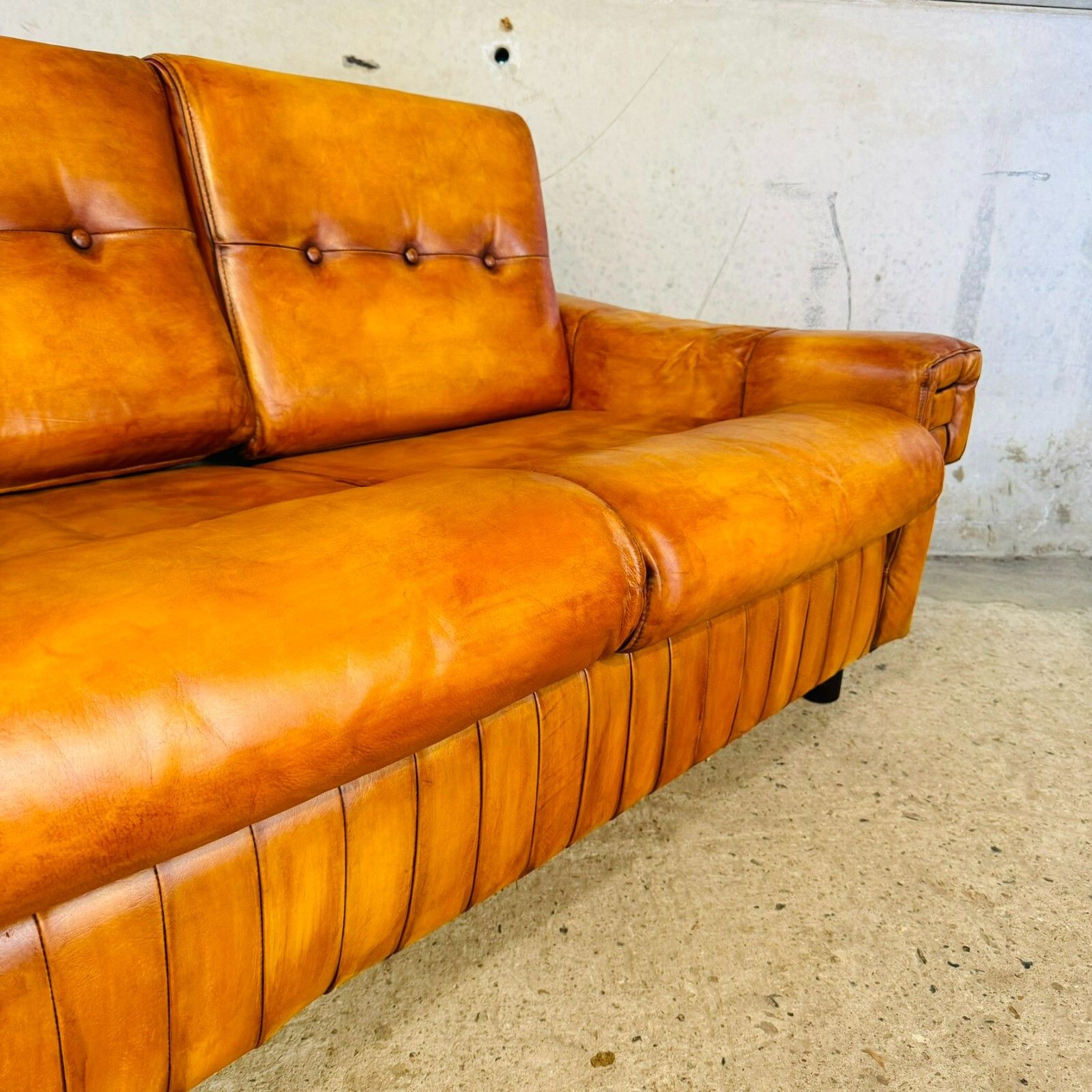 photo vintage Vintage 1970s Danish Two Seater Light Tan Leather Sofa – Timeless Design #A419