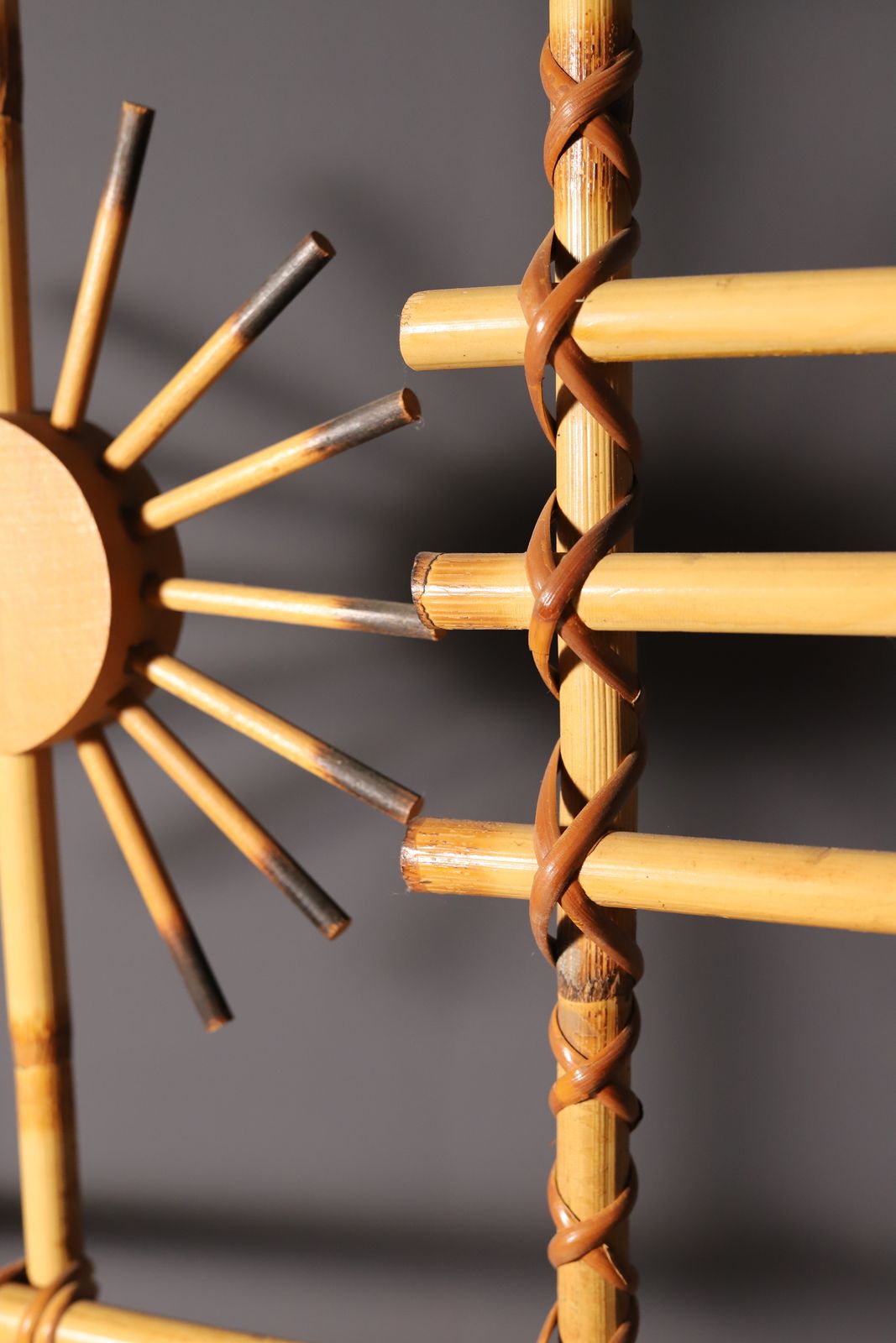 Roomdivider Van Rotan En Bamboe Met Zonnerad Accenten, Tsjechoslowakije, Jaren 1960 photo Woonaccessoires
