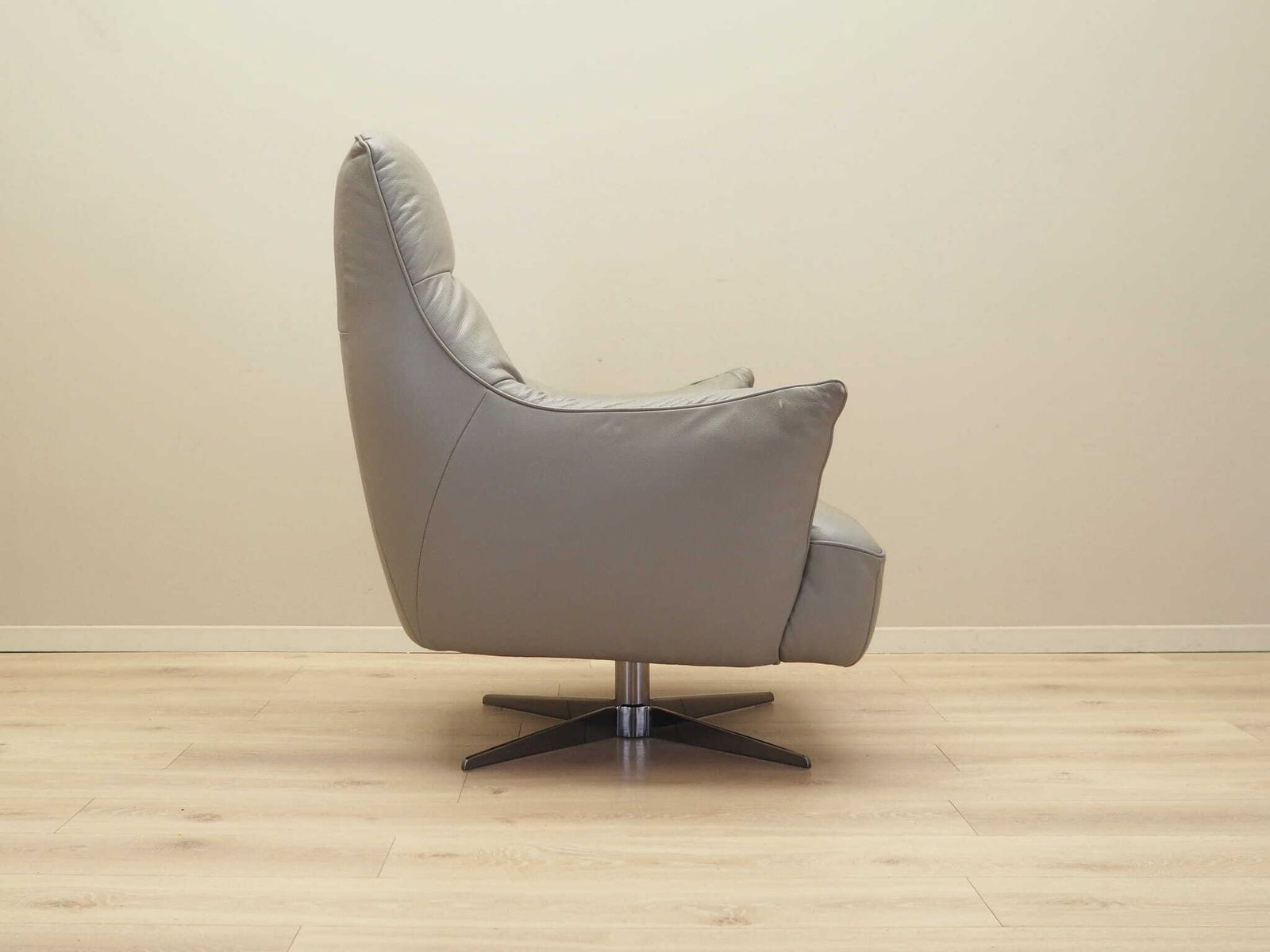 Leather Swivel Armchair, Italian Design, 1990s, Manufacture: Natuzzi photo buy