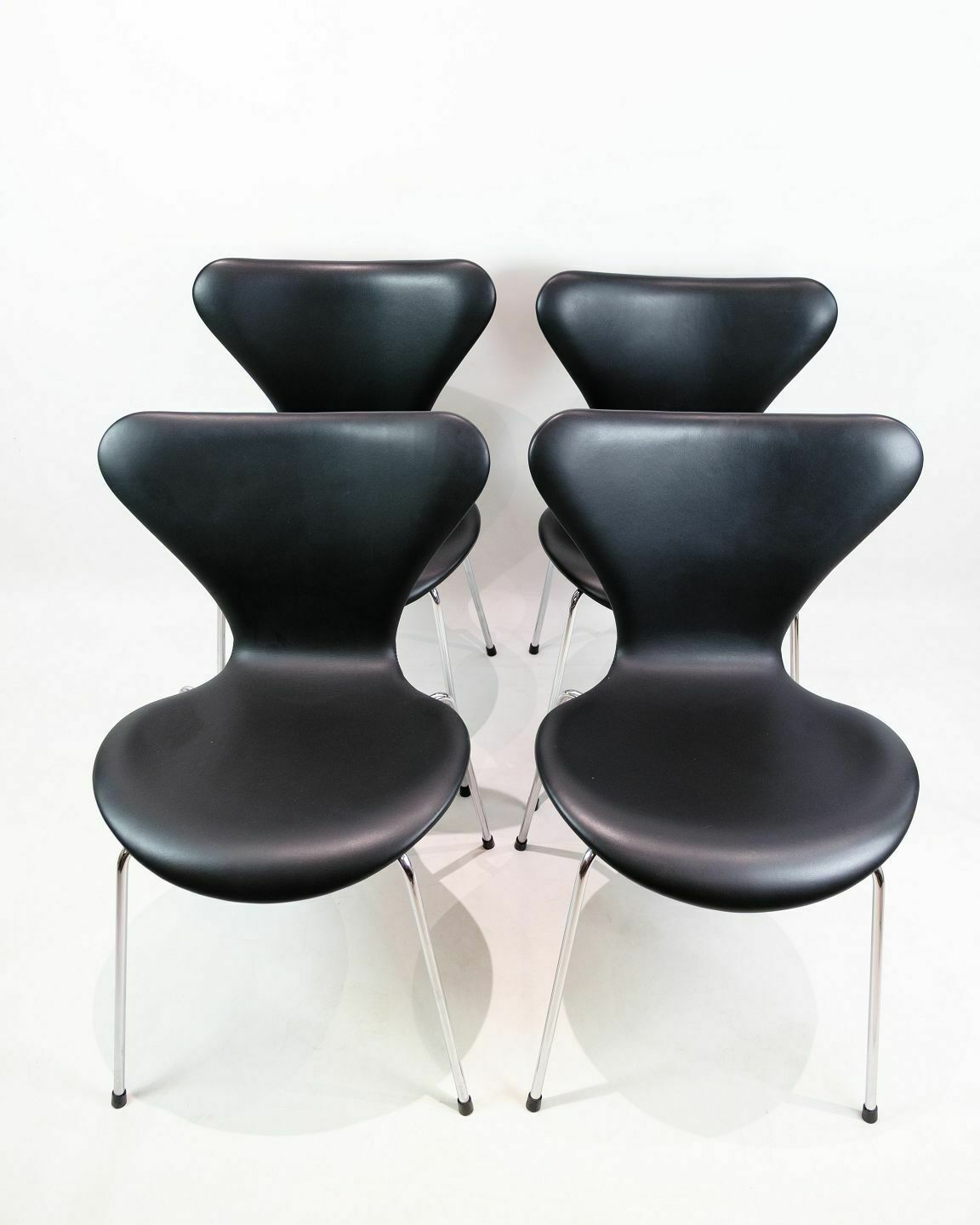 Set Of 4 Seven Chairs Model 3107 Upholstered In Black Leather By Arne Jacobsen For Fritz Hansen From 1960s