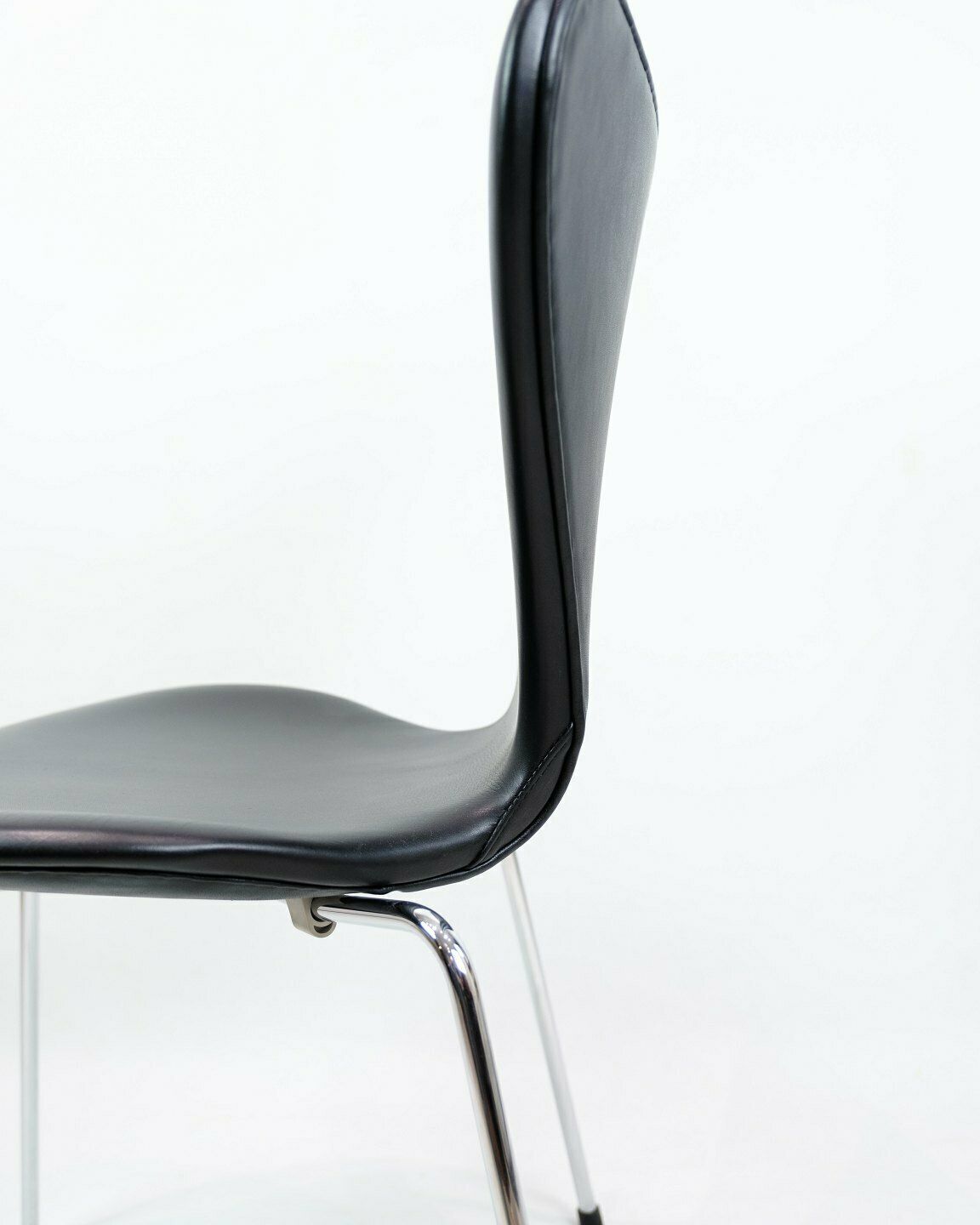 Set Of 4 Seven Chairs Model 3107 Upholstered In Black Leather By Arne Jacobsen For Fritz Hansen From 1960s photo 1985.0
