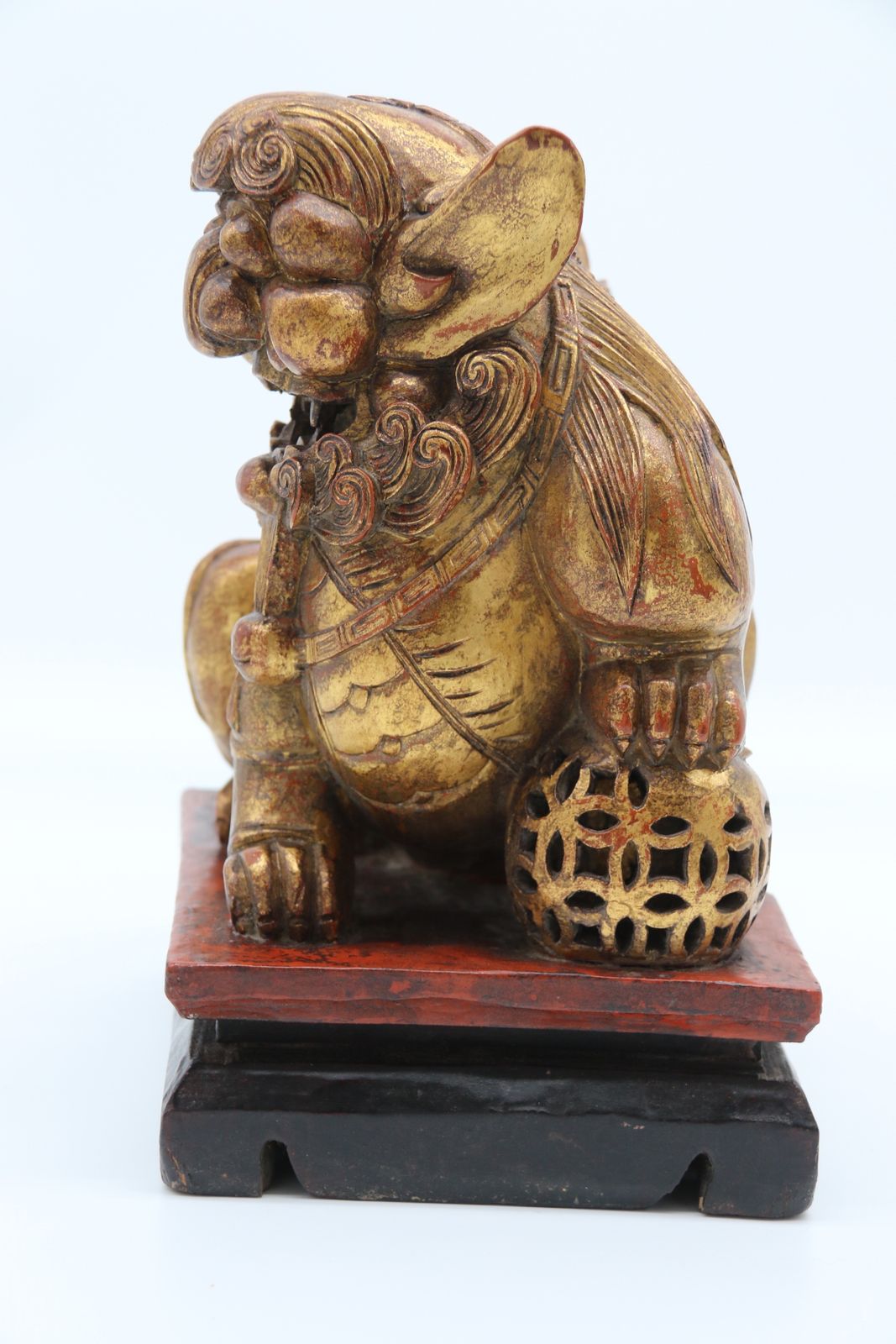 photo vinterior A Highly Decorative Pair Of Carved Gilt Wood And Lacquer Chinese Buddhist Lions Circa 1900