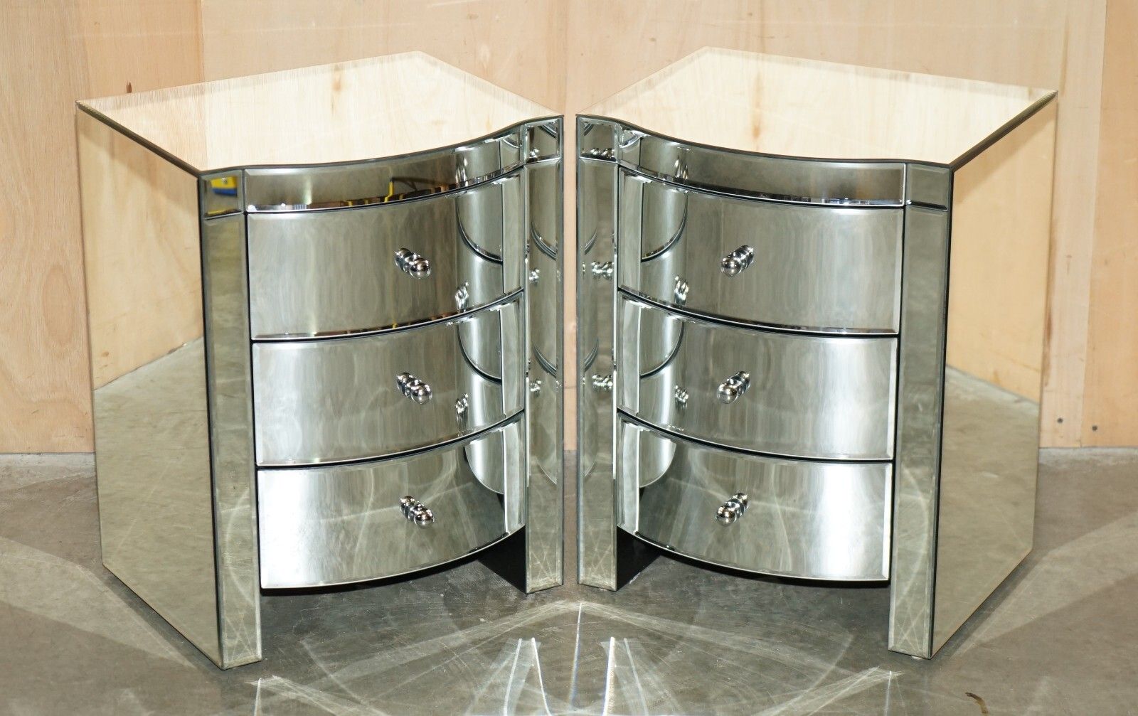 photo vinterior Suite Of Bow Fronted Mirrored Glass Chest Of Drawers With Pair Of Side Tables