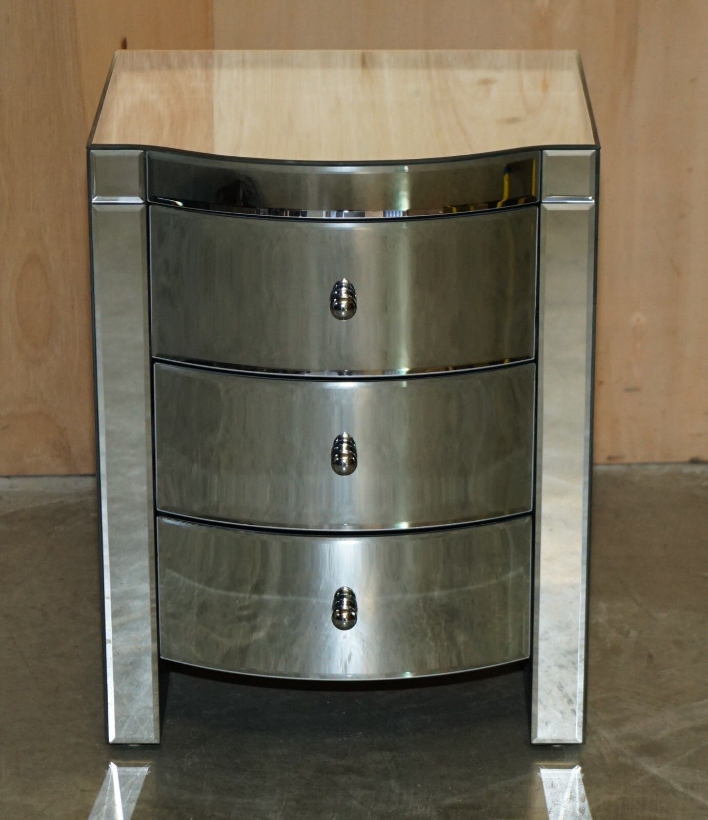 photo vintage Suite Of Bow Fronted Mirrored Glass Chest Of Drawers With Pair Of Side Tables