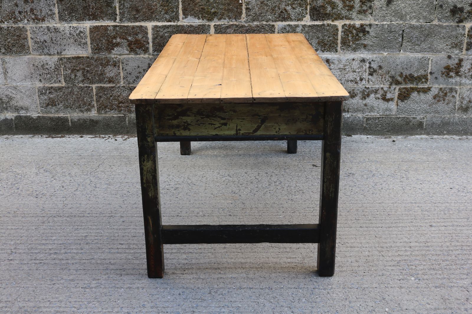 photo vinterior Rustic Farmhouse Table In Distressed Green