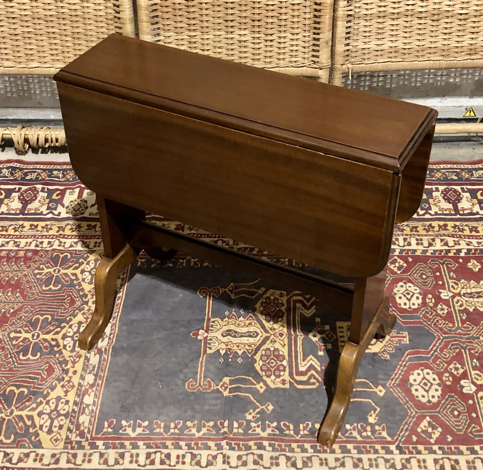 photo furniture Handsome Vintage Mahogany Coffee / Occasional Table