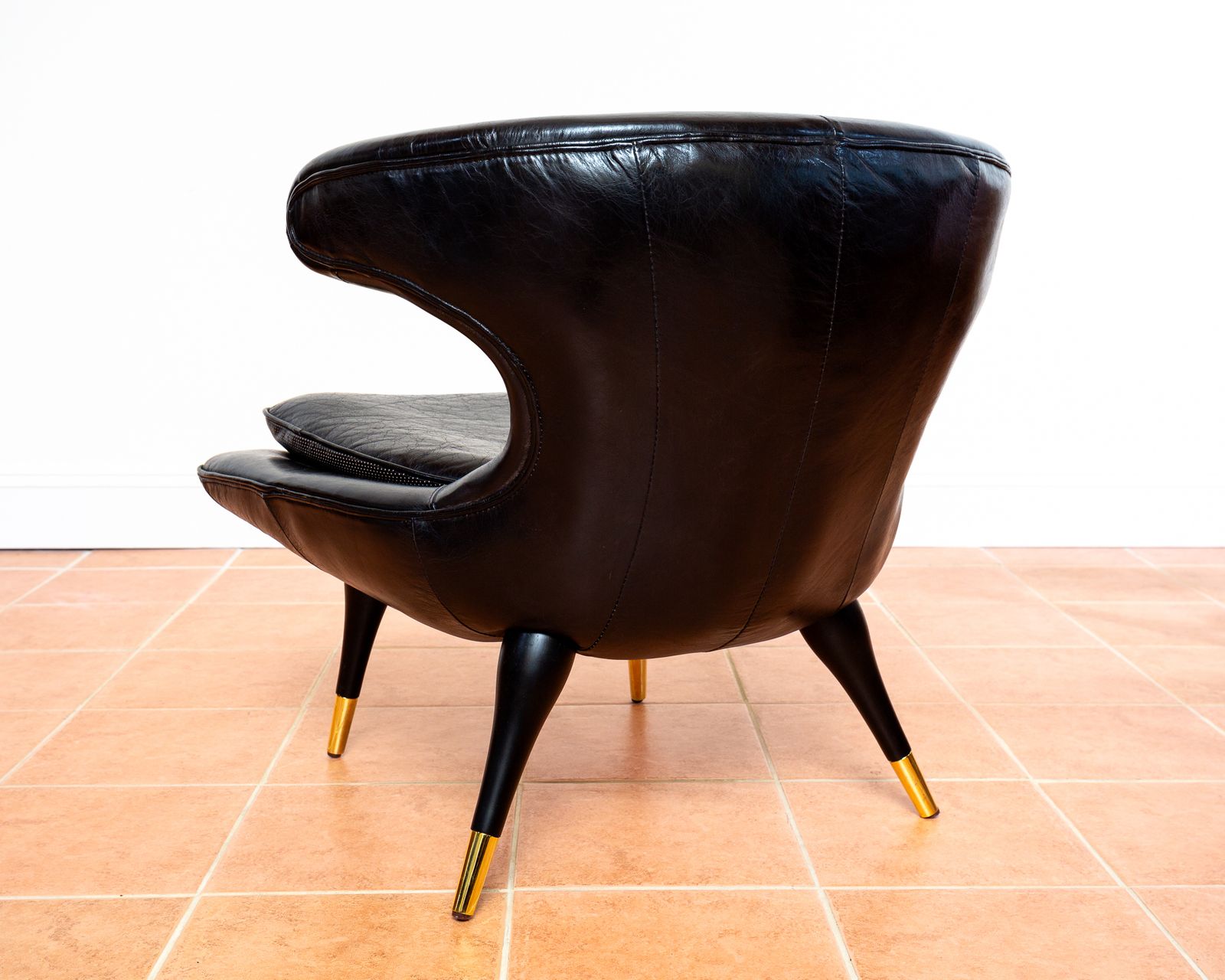 photo vintage Italian Black Leather Statement Lounge Chair Mid Century Modernist Space Age Karpen Style Horn Chair Mcm Gold Brass