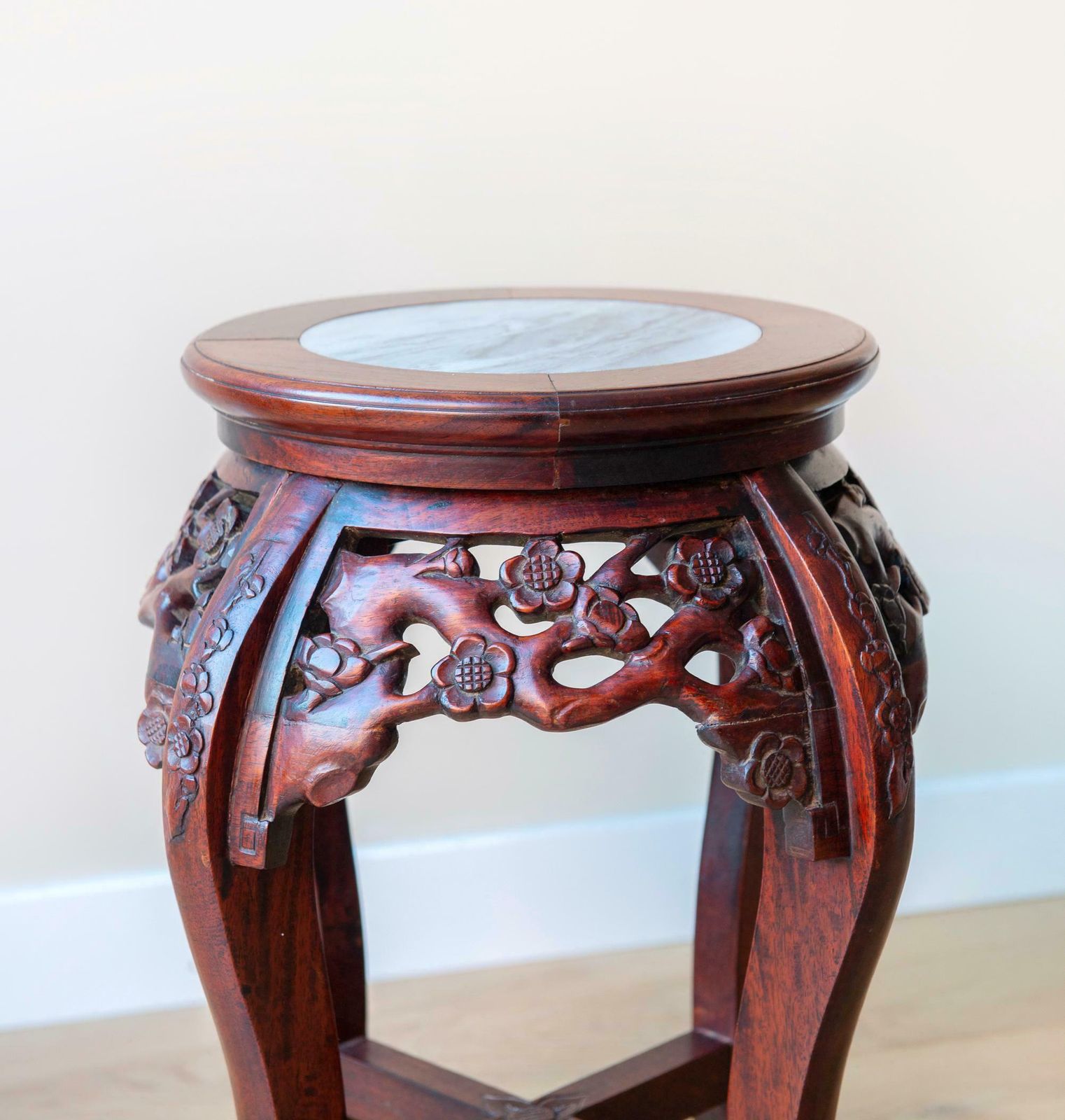 Rozenhout tafel met marmeren blad, ronde Aziatische bijzettafel, handgesneden houten tafel met ornamentwerk, antiek plantenstandaard, Georgische salontafel photo Meubels
