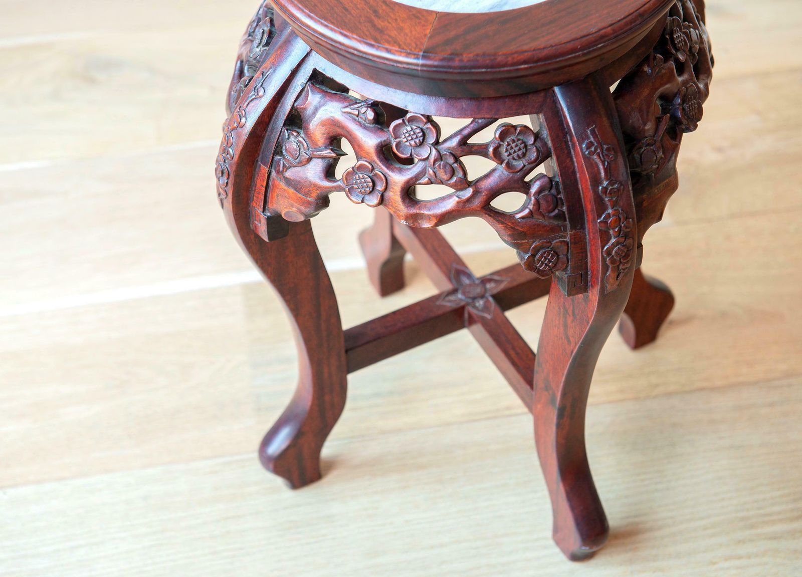 Rozenhout tafel met marmeren blad, ronde Aziatische bijzettafel, handgesneden houten tafel met ornamentwerk, antiek plantenstandaard, Georgische salontafel photo vintage