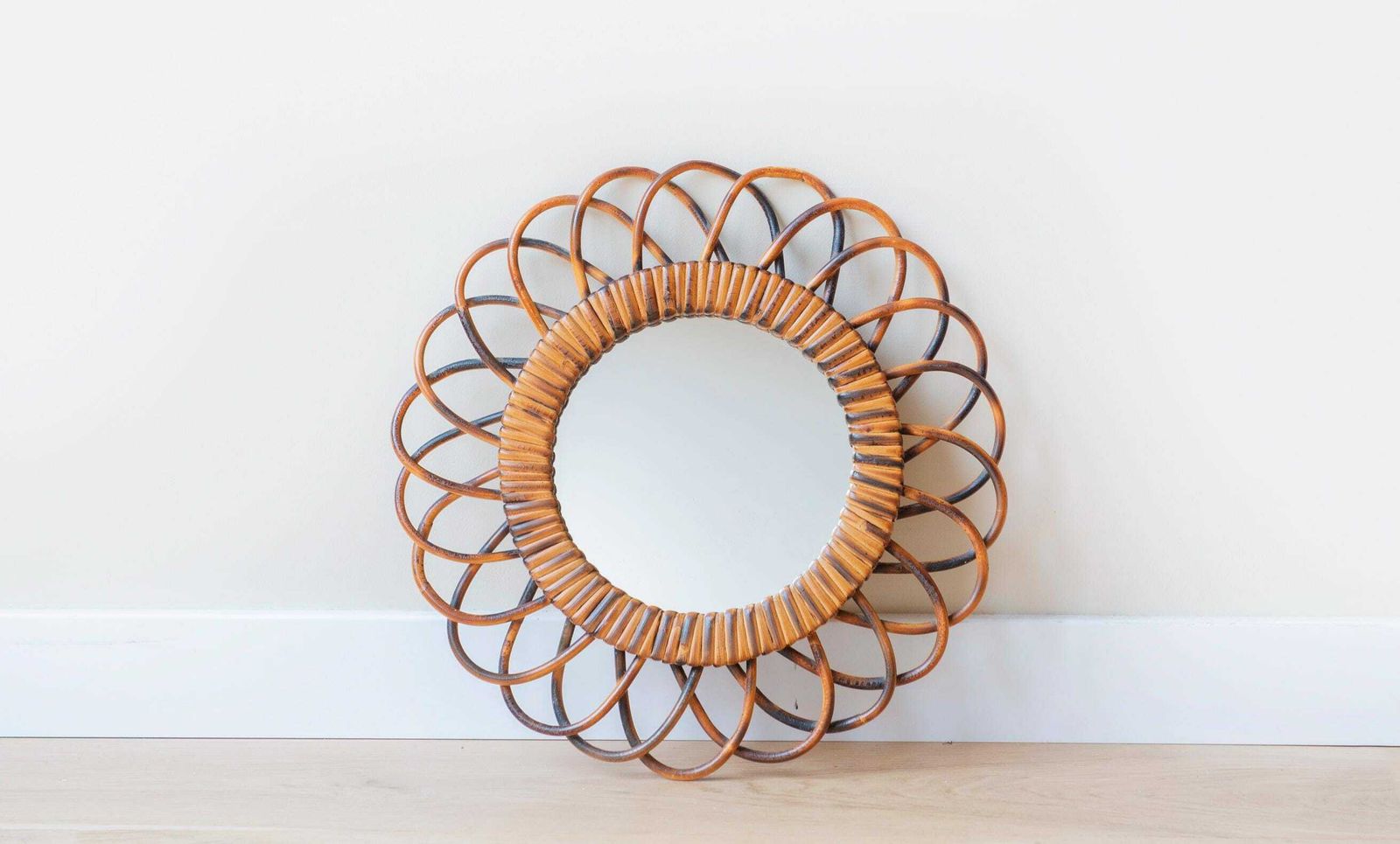 Miroir mural French Riviera, miroir rond mid-century, miroir fleur en bambou vintage, design années 1960 photo for sale