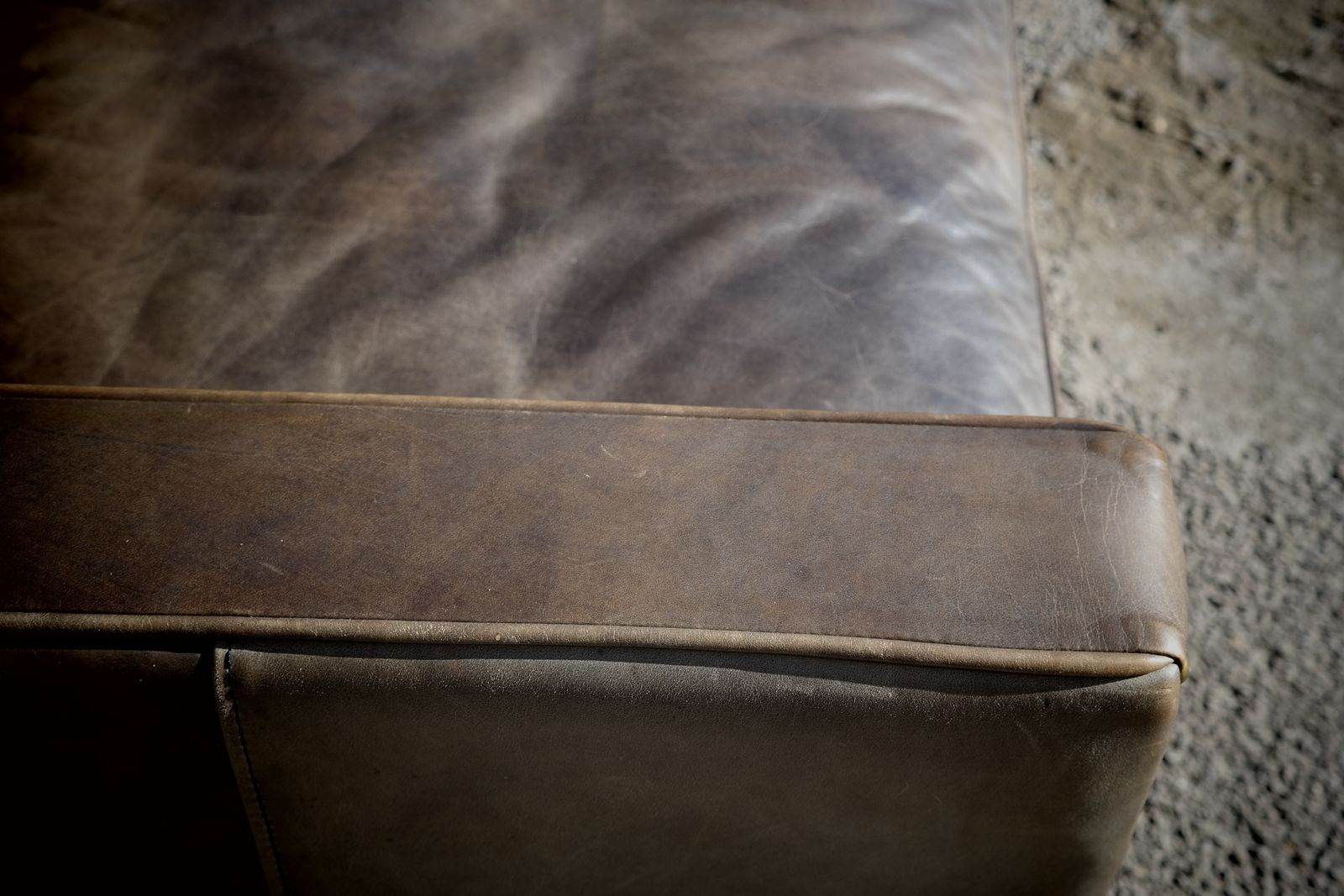 photo vinterior Super Timothy Oulton Viscount Williams 3/4 Seater Leather Sofa Destroyed Black