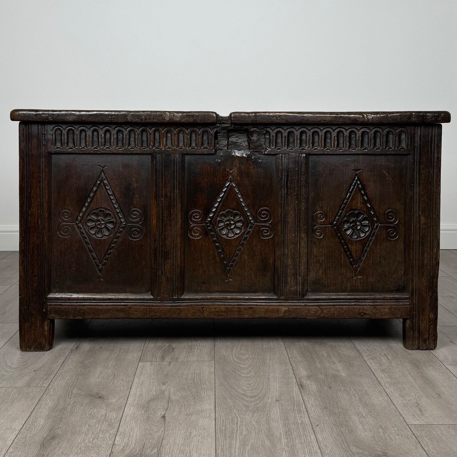 Antique 17th Century Coffer Of Excellent Quality In Oak