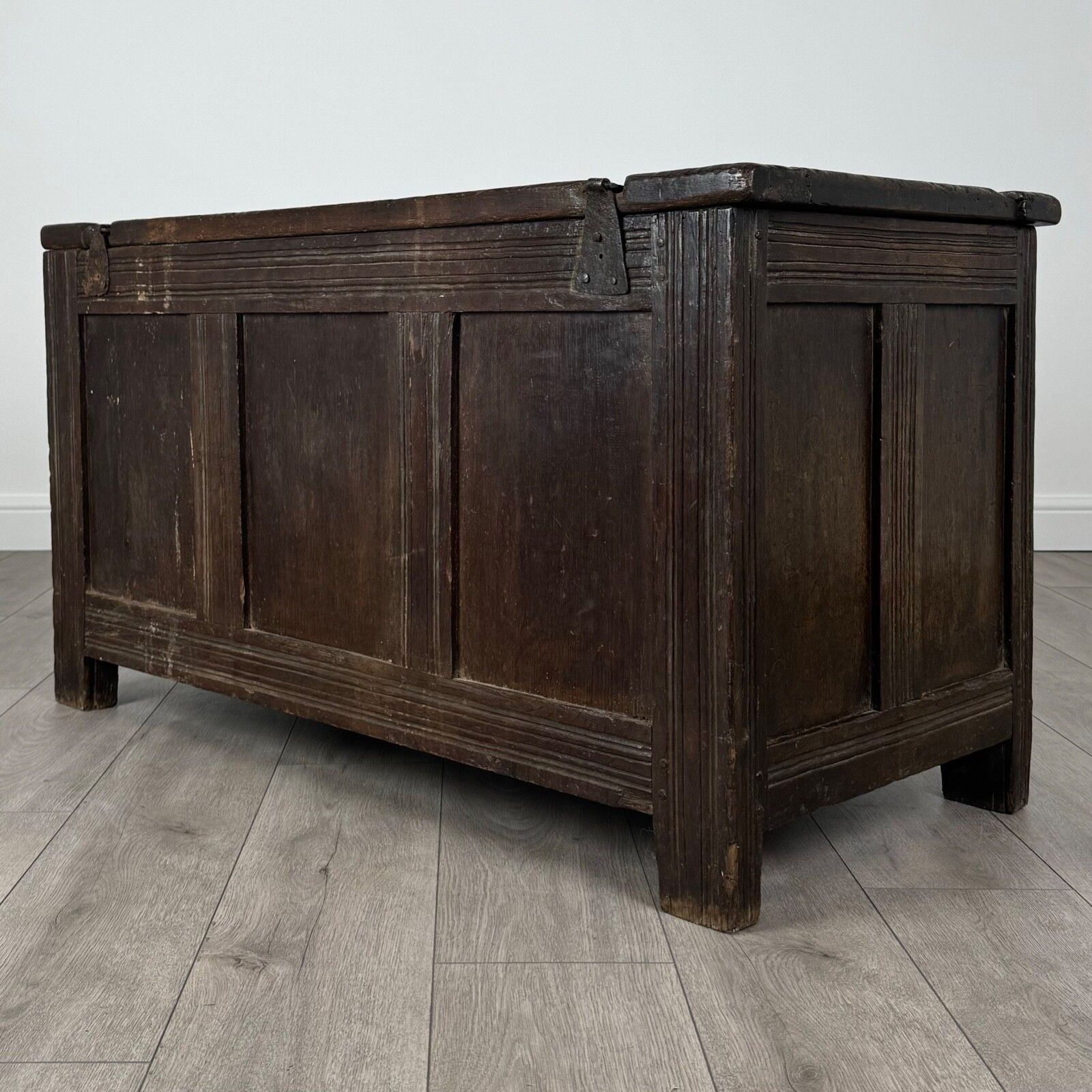Antique 17th Century Coffer Of Excellent Quality In Oak photo vinterior