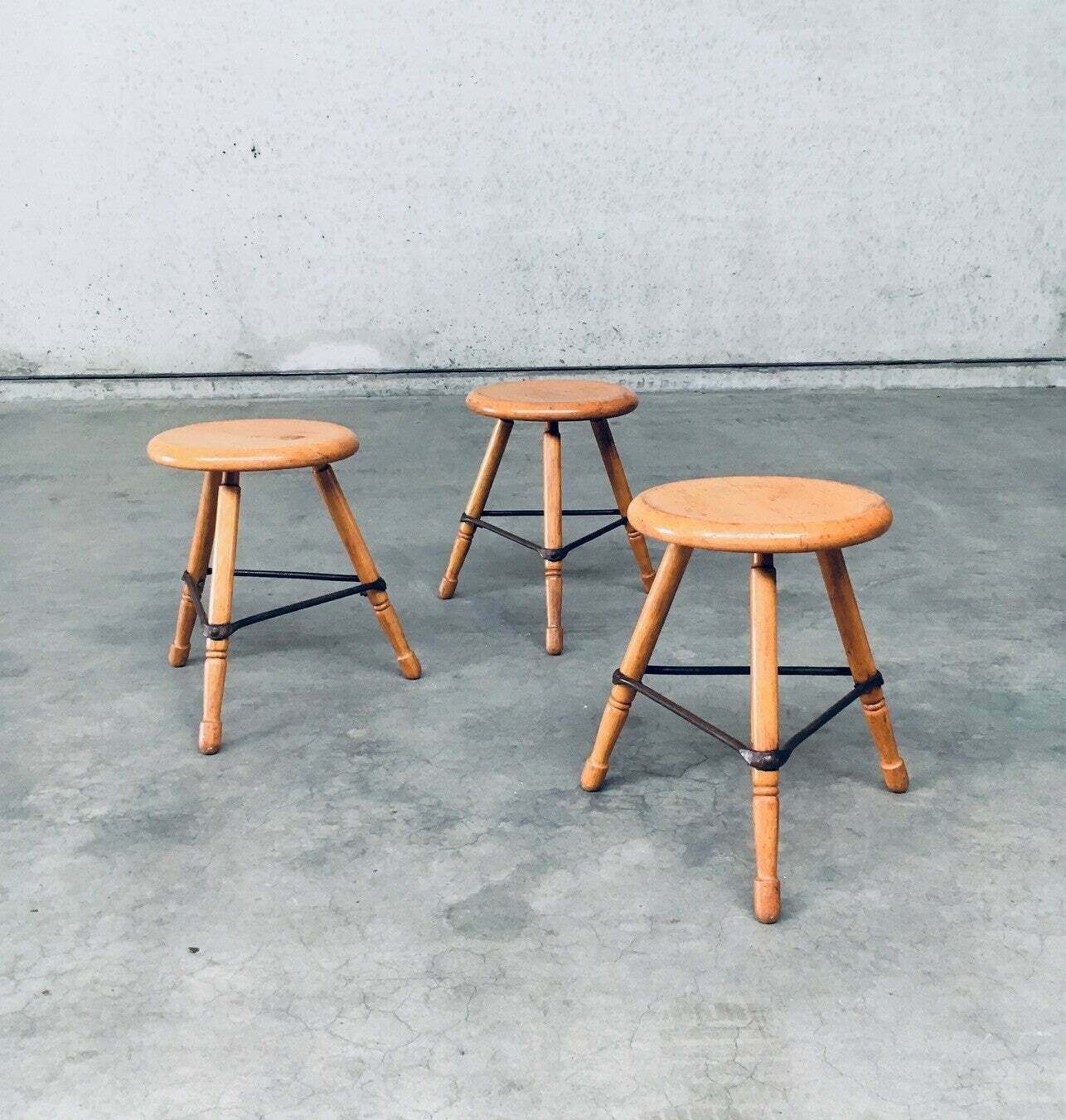 Industrial Design Lage Driepoot Krukken Set, België Ca. Jaren 1950 photo furniture