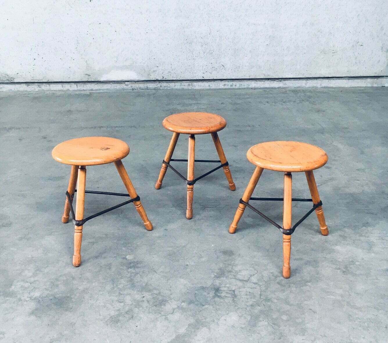 Industrial Design Lage Driepoot Krukken Set, België Ca. Jaren 1950 photo 1100.0