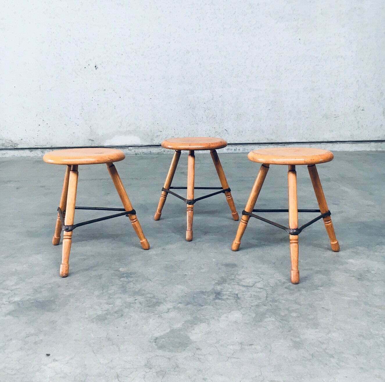 Industrial Design Lage Driepoot Krukken Set, België Ca. Jaren 1950 photo vinterior