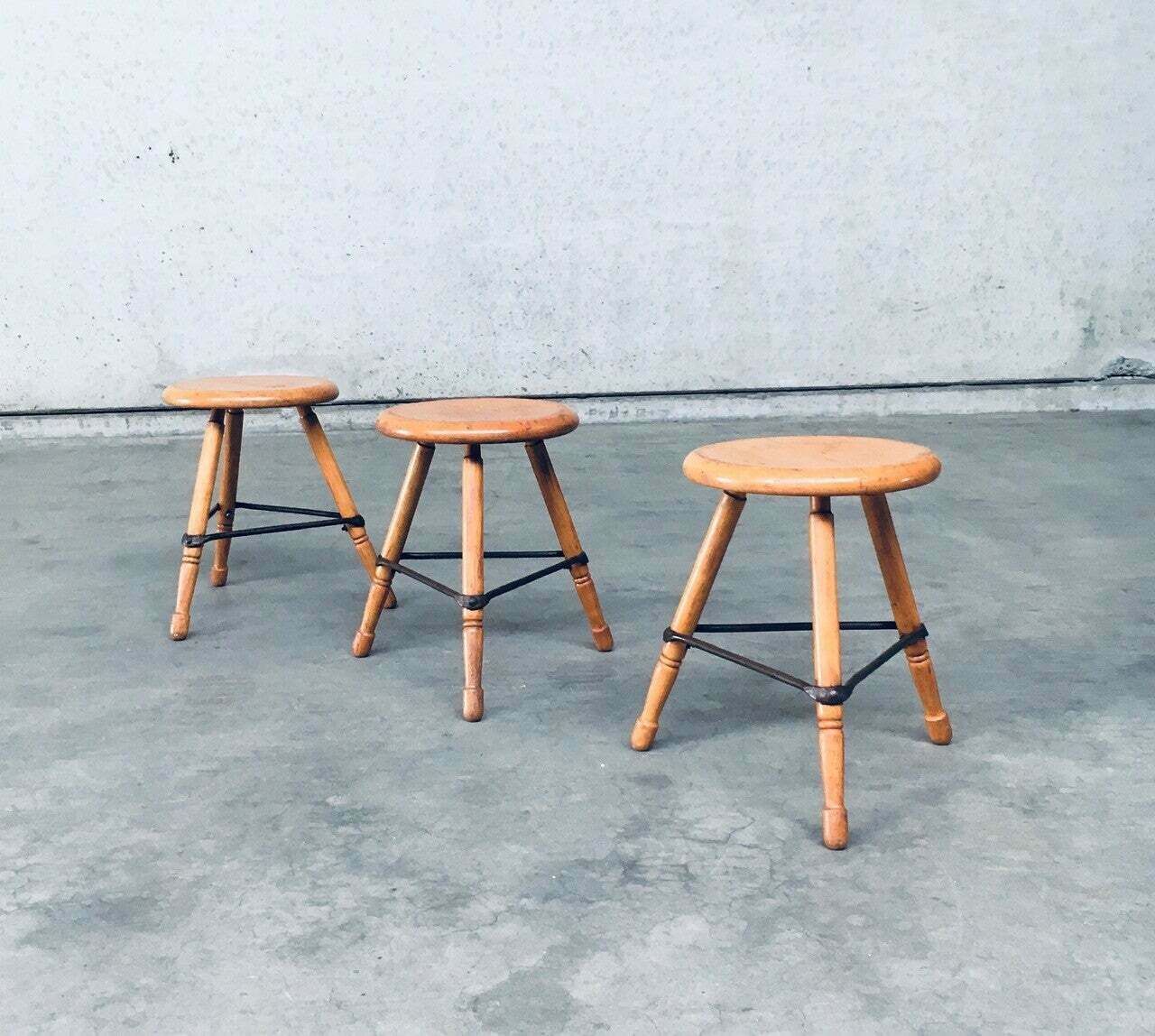 photo furniture Industrial Design Lage Driepoot Krukken Set, België Ca. Jaren 1950
