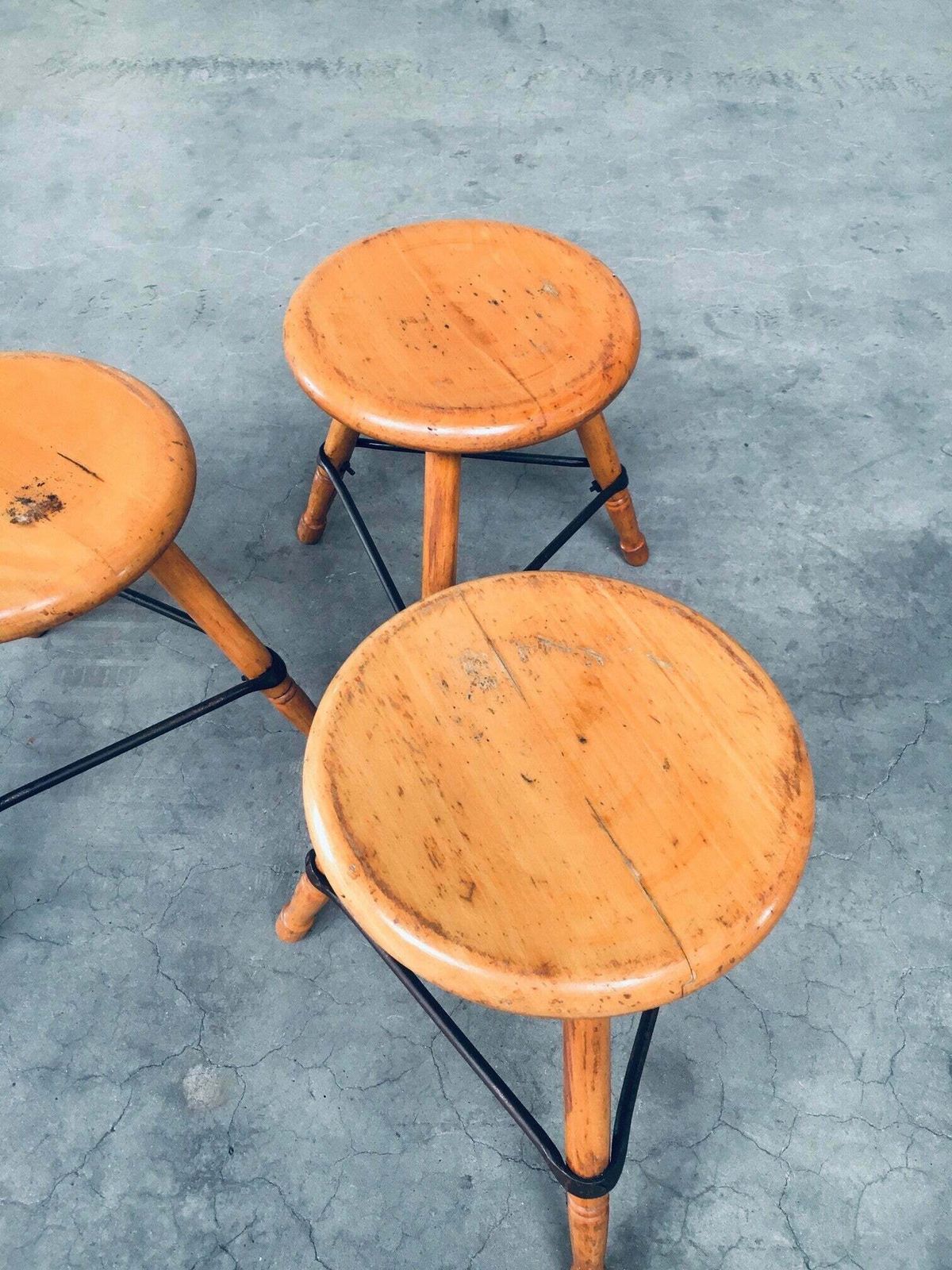 photo buy Industrial Design Lage Driepoot Krukken Set, België Ca. Jaren 1950