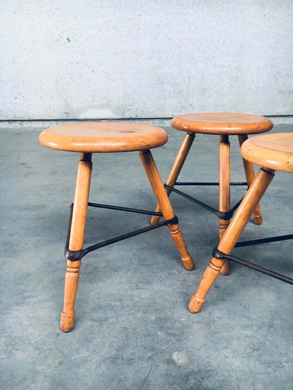 photo vintage Industrial Design Lage Driepoot Krukken Set, België Ca. Jaren 1950