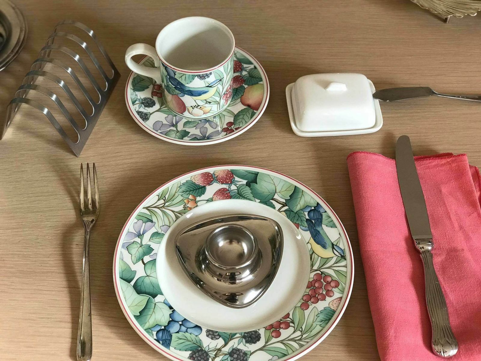 Ontbijtset Voor Twee – Alessi Roestvrijstalen Toastandhouder En 2 Alessi Alfra Eierdopjes – Modernistisch Minimalistisch photo Woonaccessoires