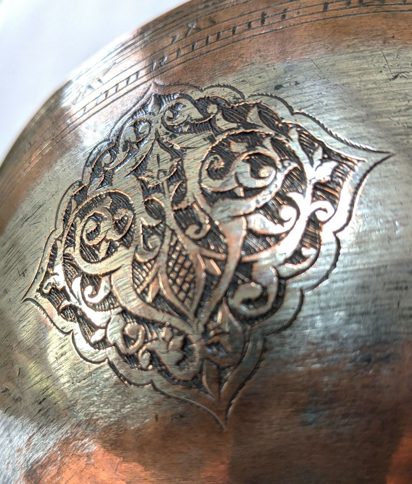 photo vintage Antique Islamic Safavid Tinned Copper Engraved Bowl