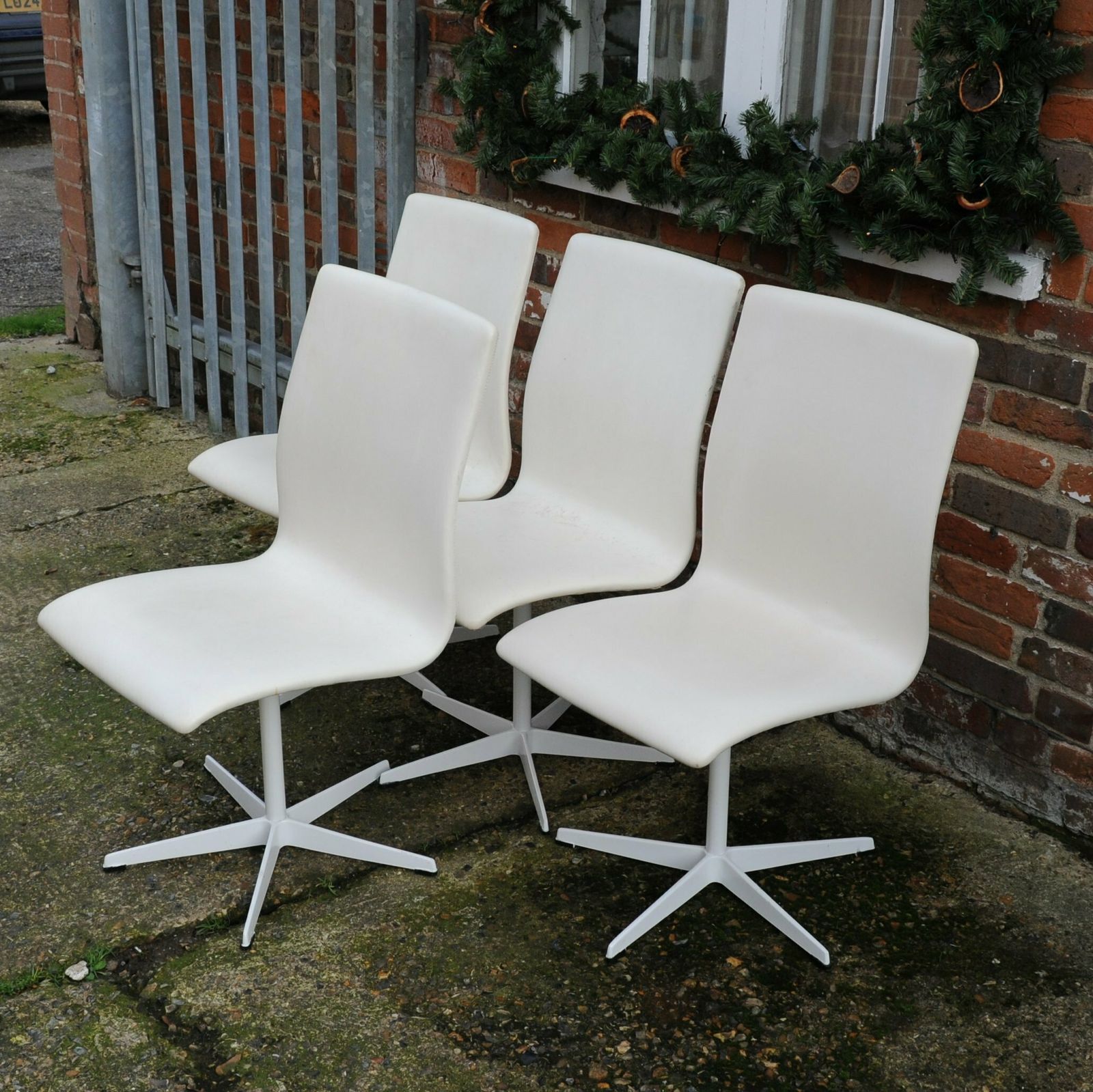 photo furniture 'Oxford' Swivel Chairs In White By Arne Jacobsen For Fritz Hansen, 1965, Set Of 4