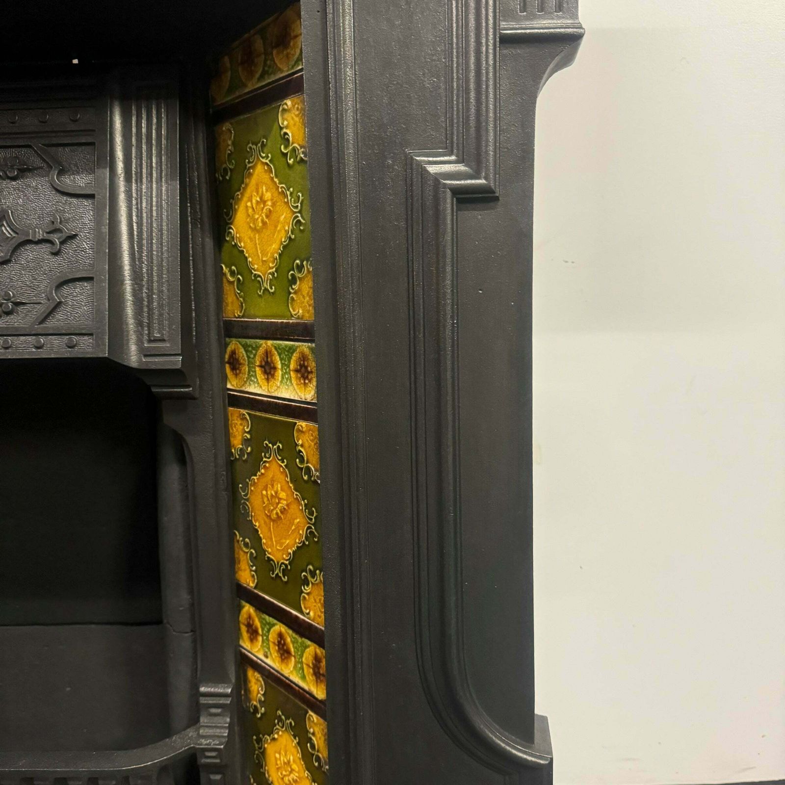 photo vintage Antique Victorian Tiled Cast Iron Combination Fireplace