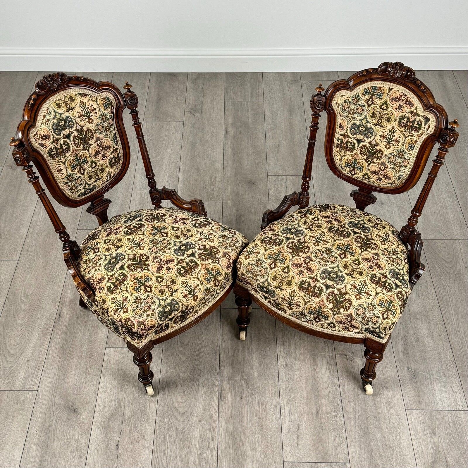 photo vinterior Antique 19th Century Pair Of Walnut Armchair’s