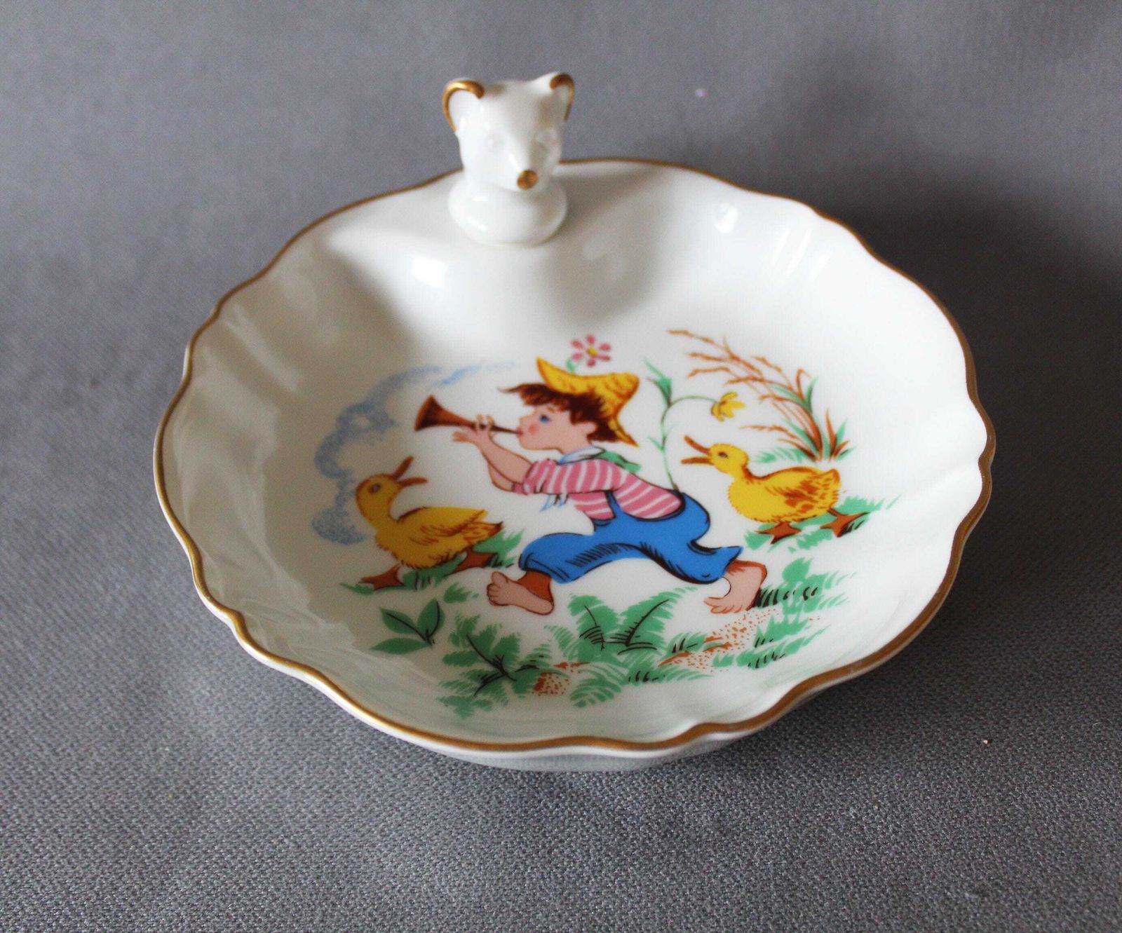 Vintage Camille Tharaud Limoges France Warmhoudschaal, Porseleinen Kinderpapkom, Kind Met Fluit, Eenden, Beerkopstop