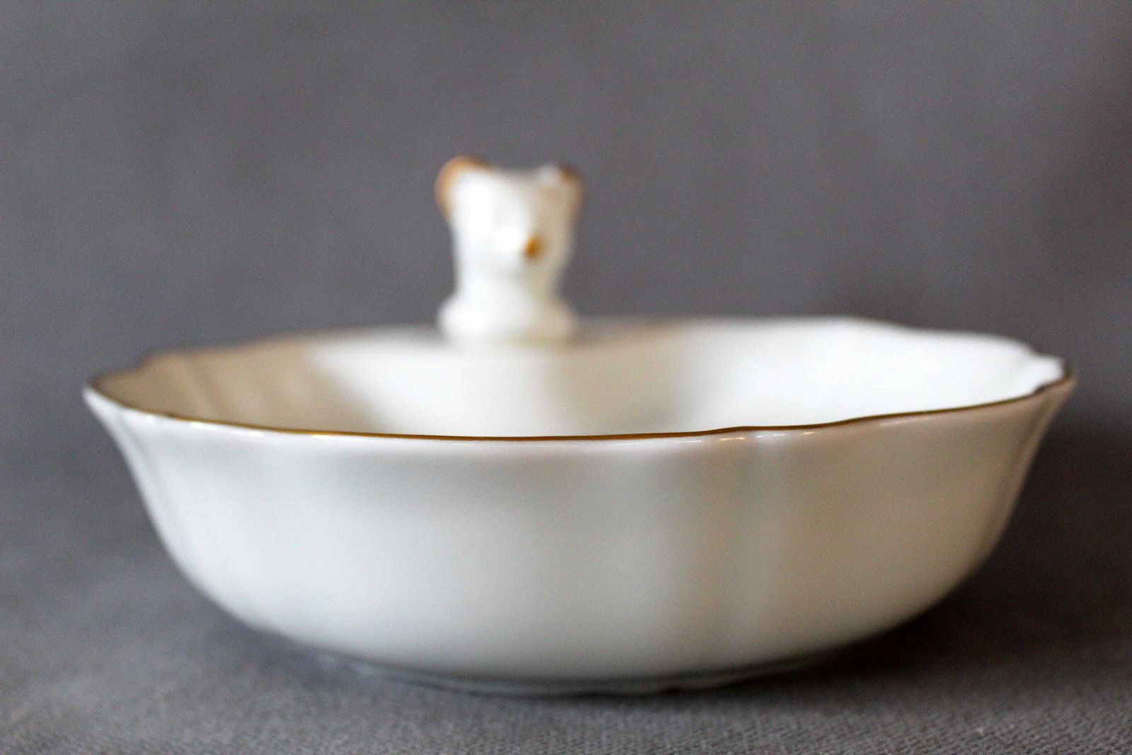 Vintage Camille Tharaud Limoges France Warmhoudschaal, Porseleinen Kinderpapkom, Kind Met Fluit, Eenden, Beerkopstop photo vinterior