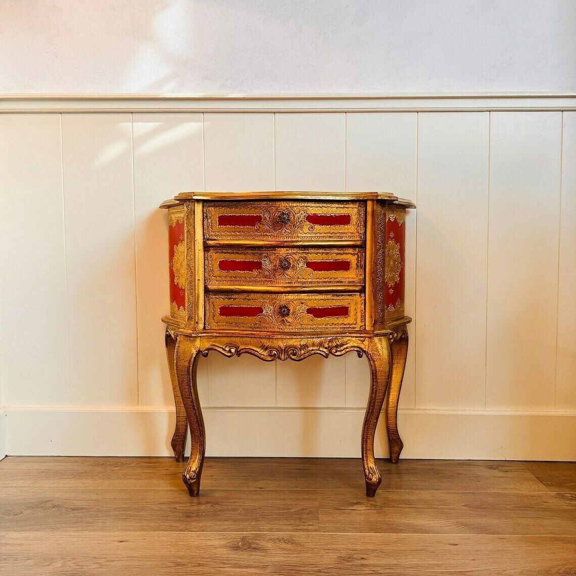 Vintage Florentine Italian Furniture  Red And Gold 3 Drawers Cabinet  Gilded Wood 1960s  Hollywood Regency  Mid Century