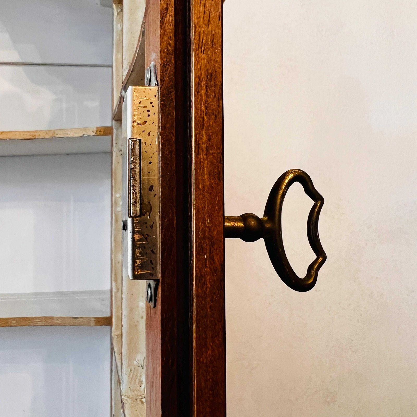 Vintage Houten Vitrinekast, Nederlandse Wandkast, Kast Met Sleutel En 2 Deuren photo vinterior