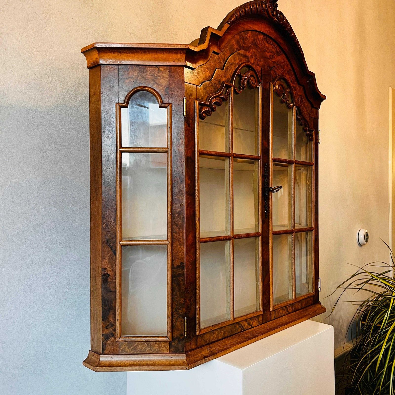 photo furniture Vintage Houten Vitrinekast, Nederlandse Wandkast, Kast Met Sleutel En 2 Deuren